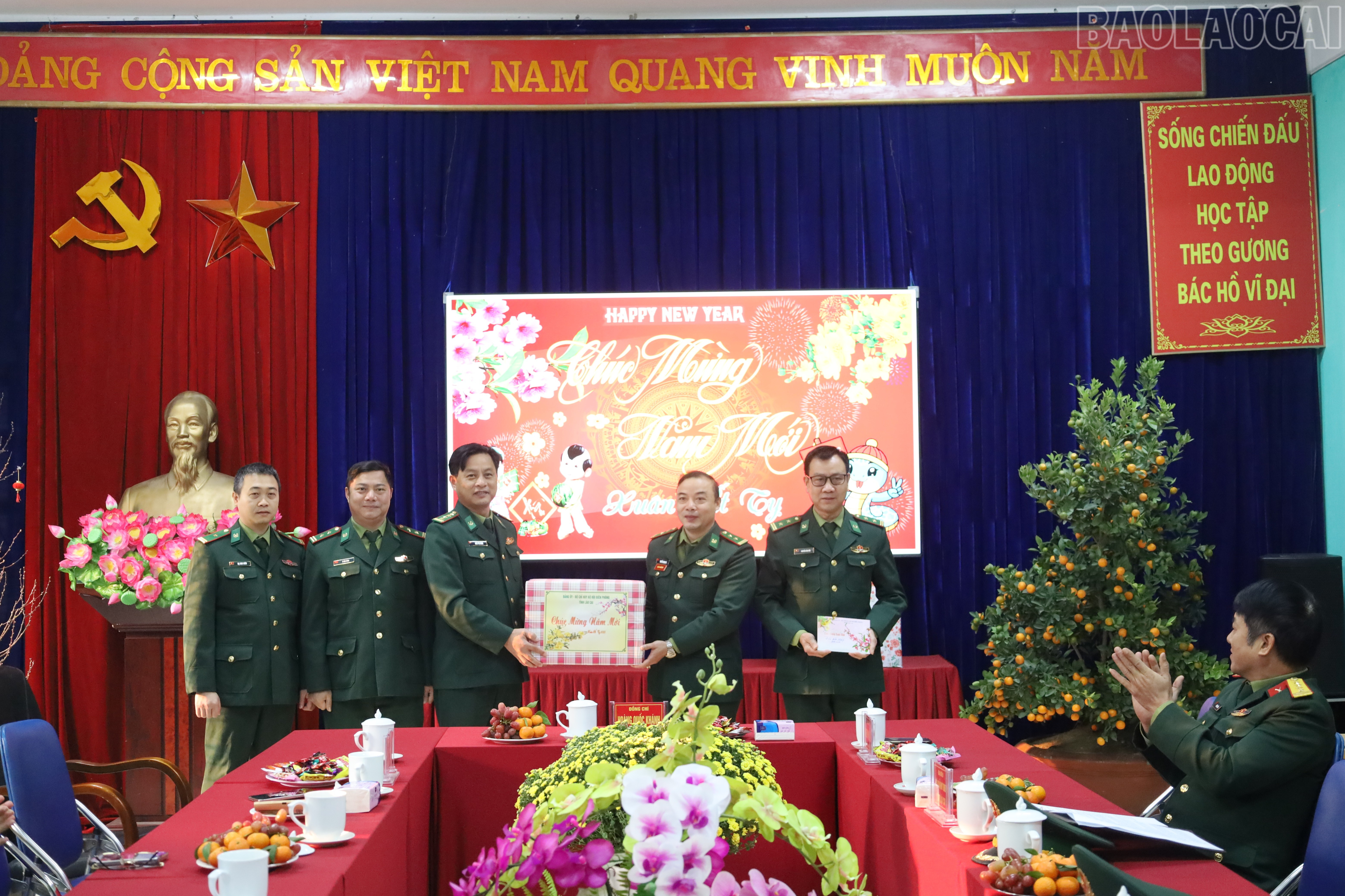 Bộ Chỉ huy Bộ đội Biên phòng tỉnh tặng quà cán bộ, chiến sĩ các đồn biên phòng trên địa bàn huyện Mường Khương. baolaocai-tr_bl3.jpg