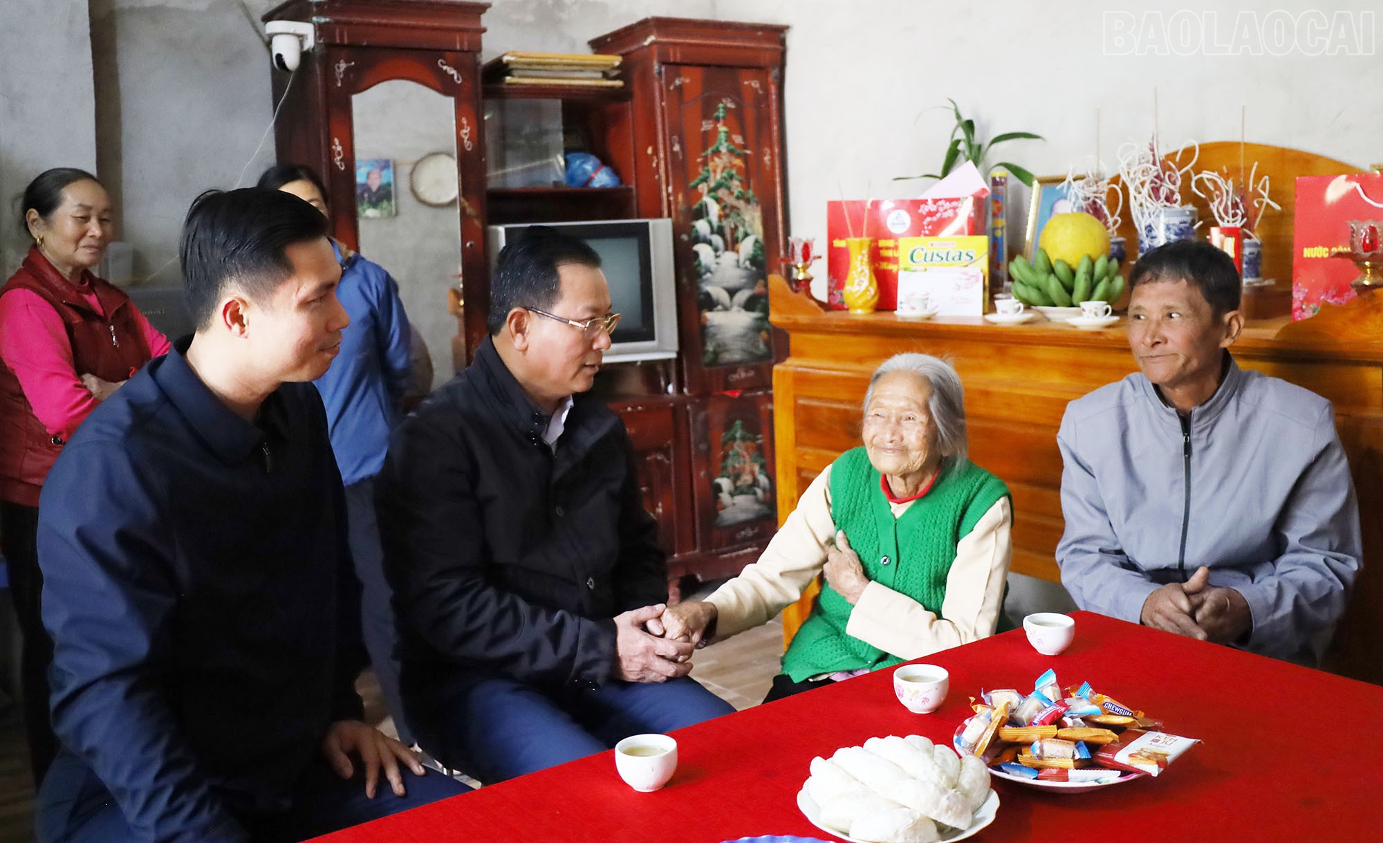 Đồng chí Phó Chủ tịch Thường trực UBND tỉnh ân cần thăm hỏi sức khỏe, động viên và chúc tết các gia đình. baolaocai-tr_a3.jpg