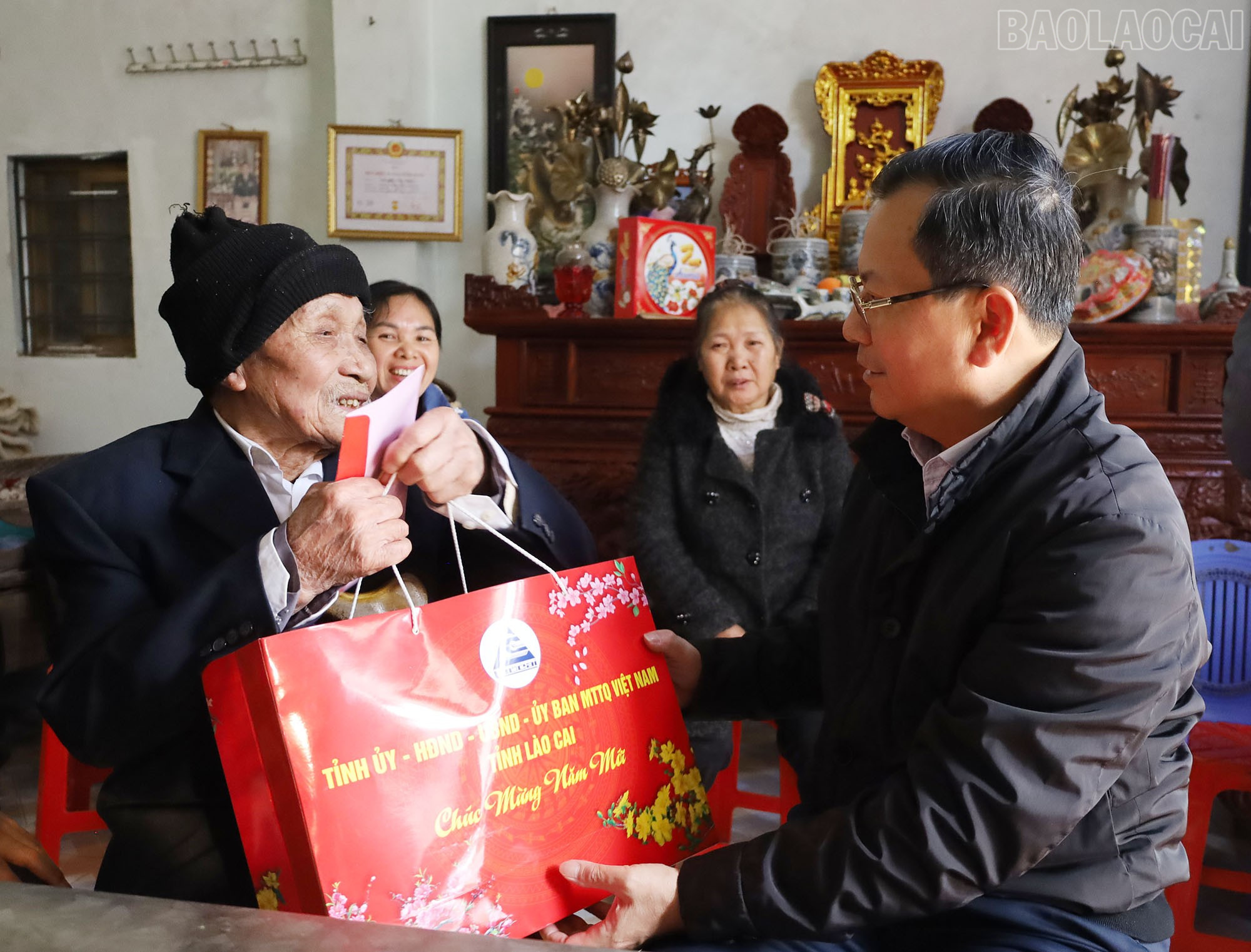 Đoàn công tác thăm, tặng quà ông Trương Văn Triệu, sinh năm 1925, người 100 tuổi tại xã Bản Lầu. baolaocai-tr_a6.jpg