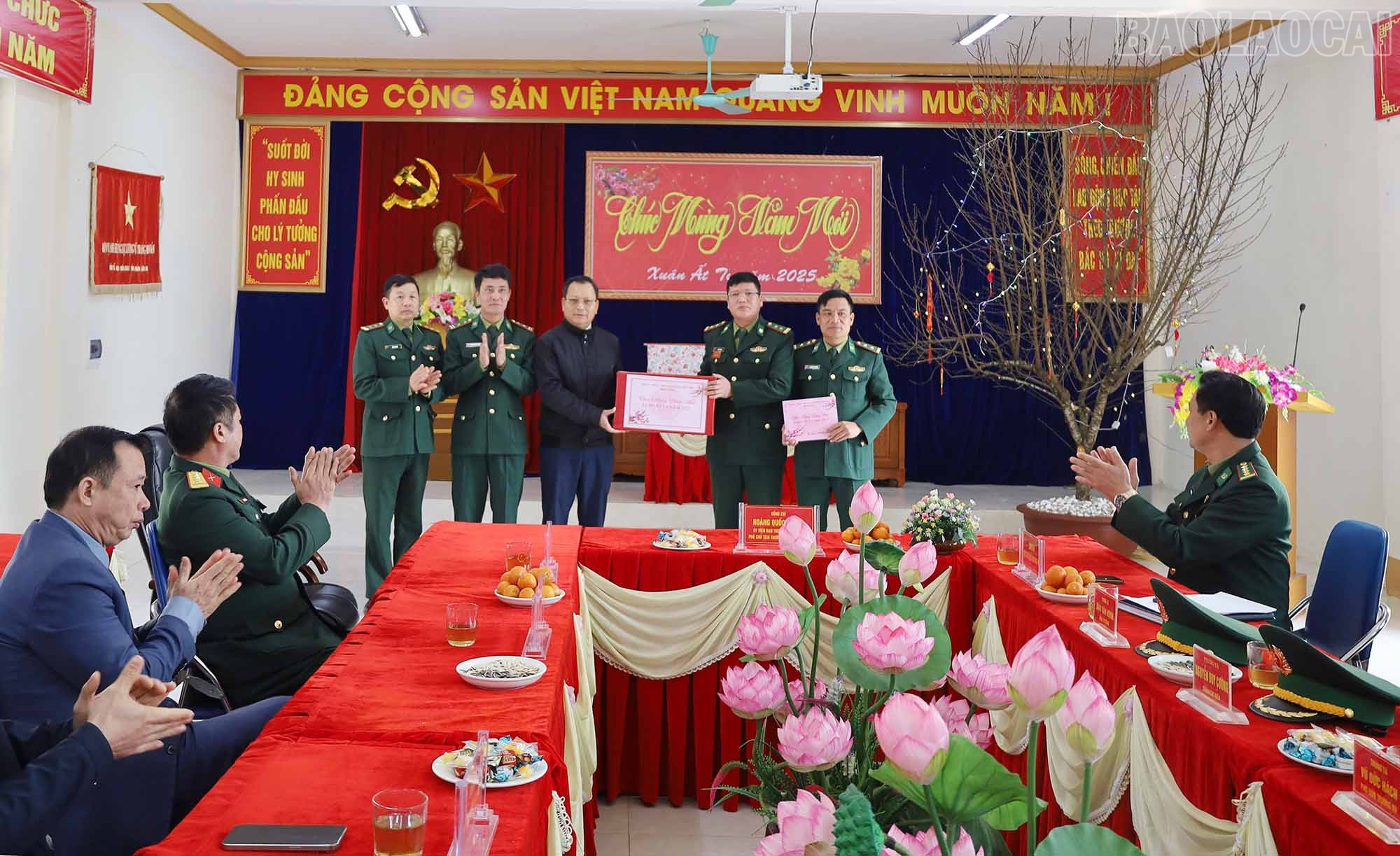 Đồng chí Hoàng Quốc Khánh, Phó Chủ tịch Thường trực UBND tỉnh tặng quà cán bộ, chiến sĩ Đồn Biên phòng Pha Long. baolaocai-tr_pl1.jpg