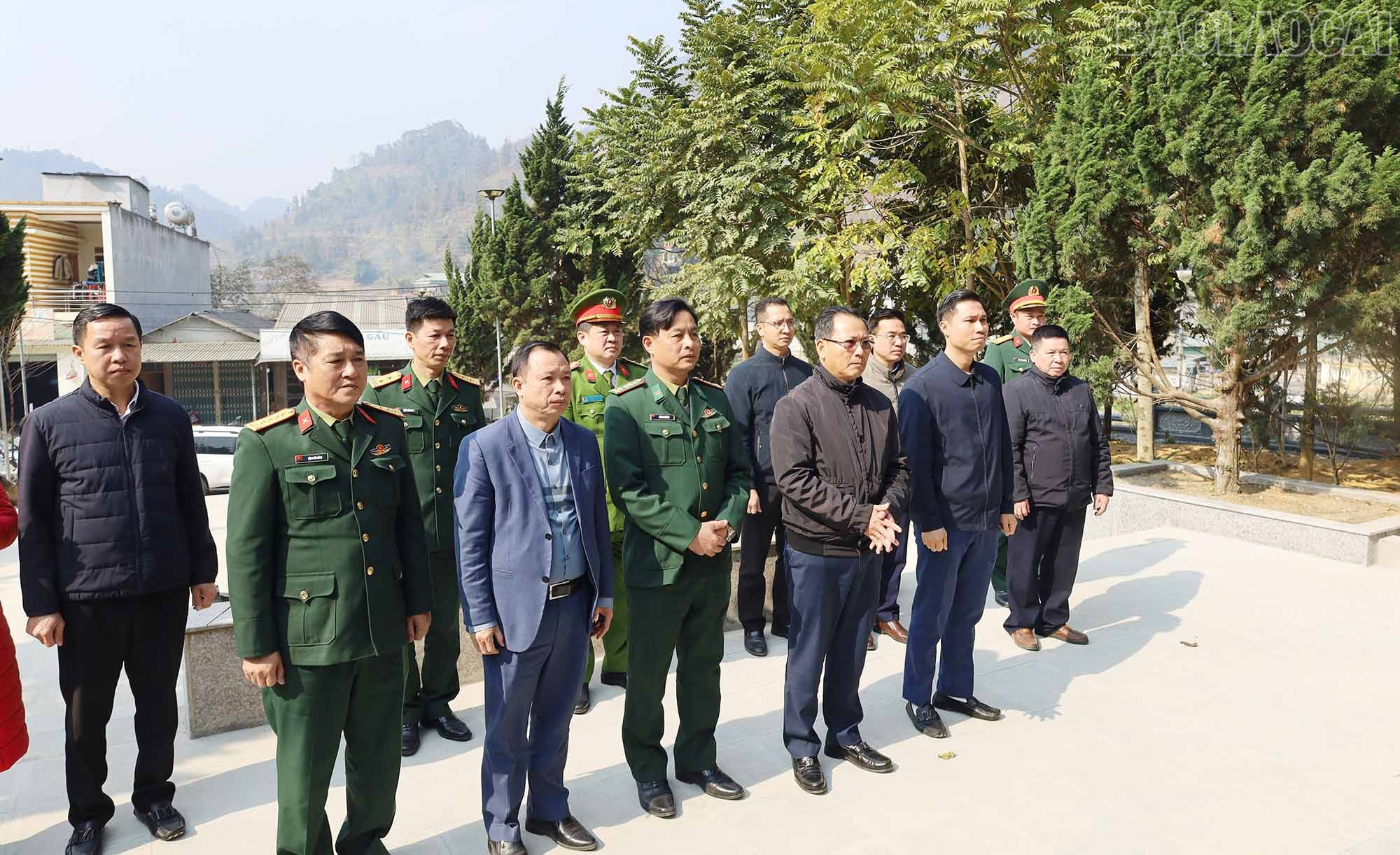 Đoàn công tác dâng hương tại Đài tưởng niệm các anh hùng liệt sĩ tại Đồn Biên phòng Pha Long. baolaocai-tr_pl.jpg