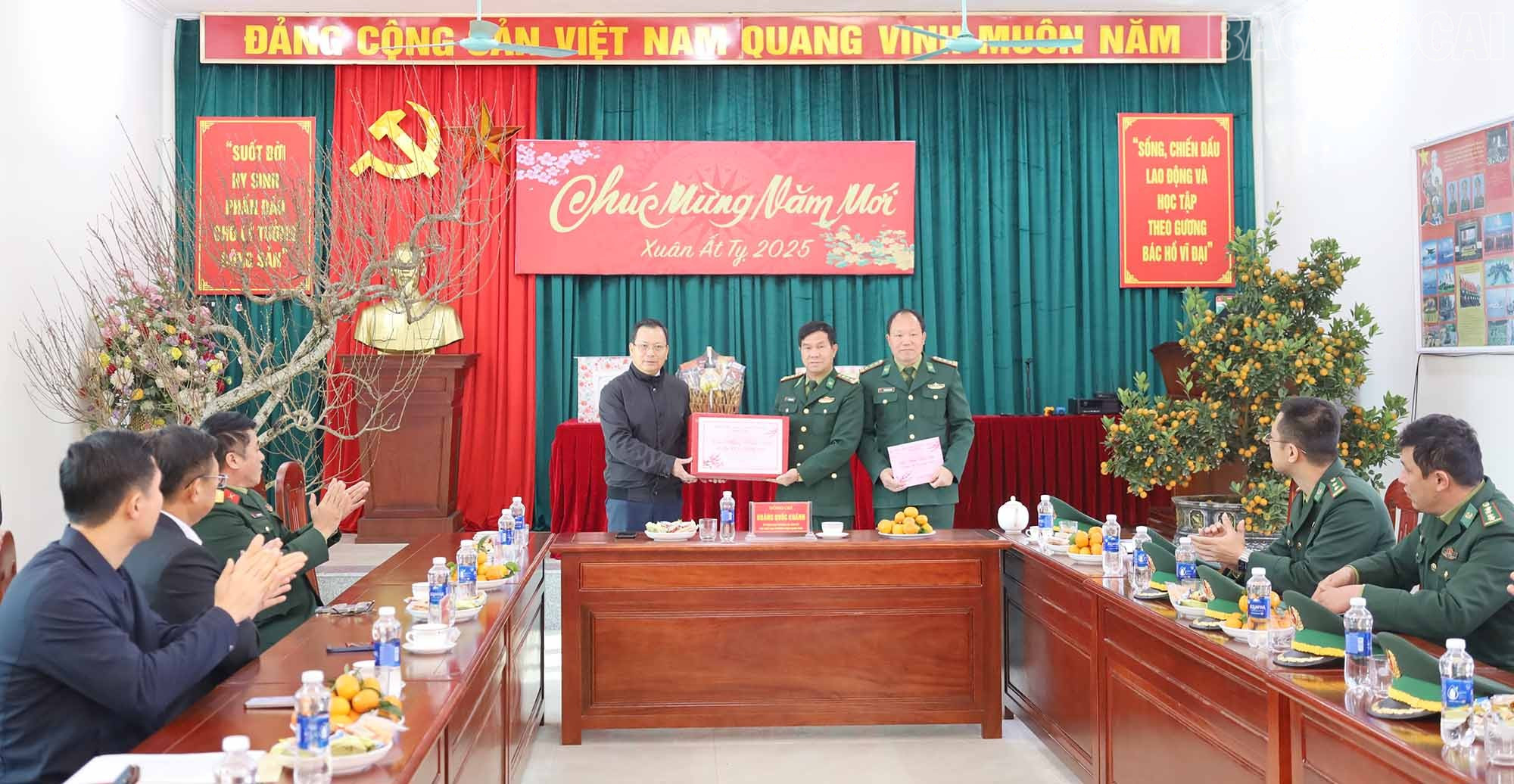 Đoàn công tác của tỉnh thăm, tặng quà cán bộ, chiến sĩ Đồn Biên phòng Nậm Chảy. baolaocai-tr_nc2.jpg