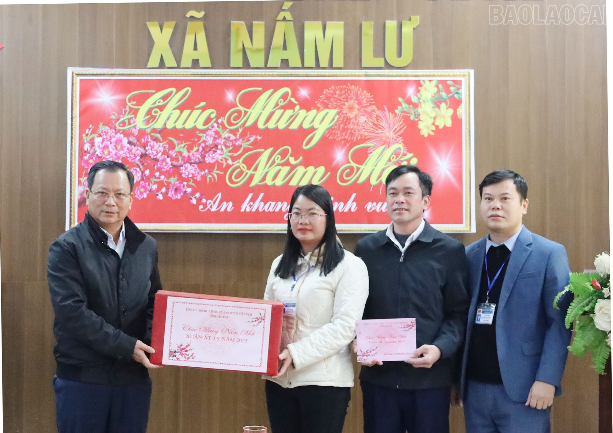 Đoàn công tác tặng quà Đảng ủy - HĐND - UBND xã Nấm Lư. baolaocai-tr_1.jpg
