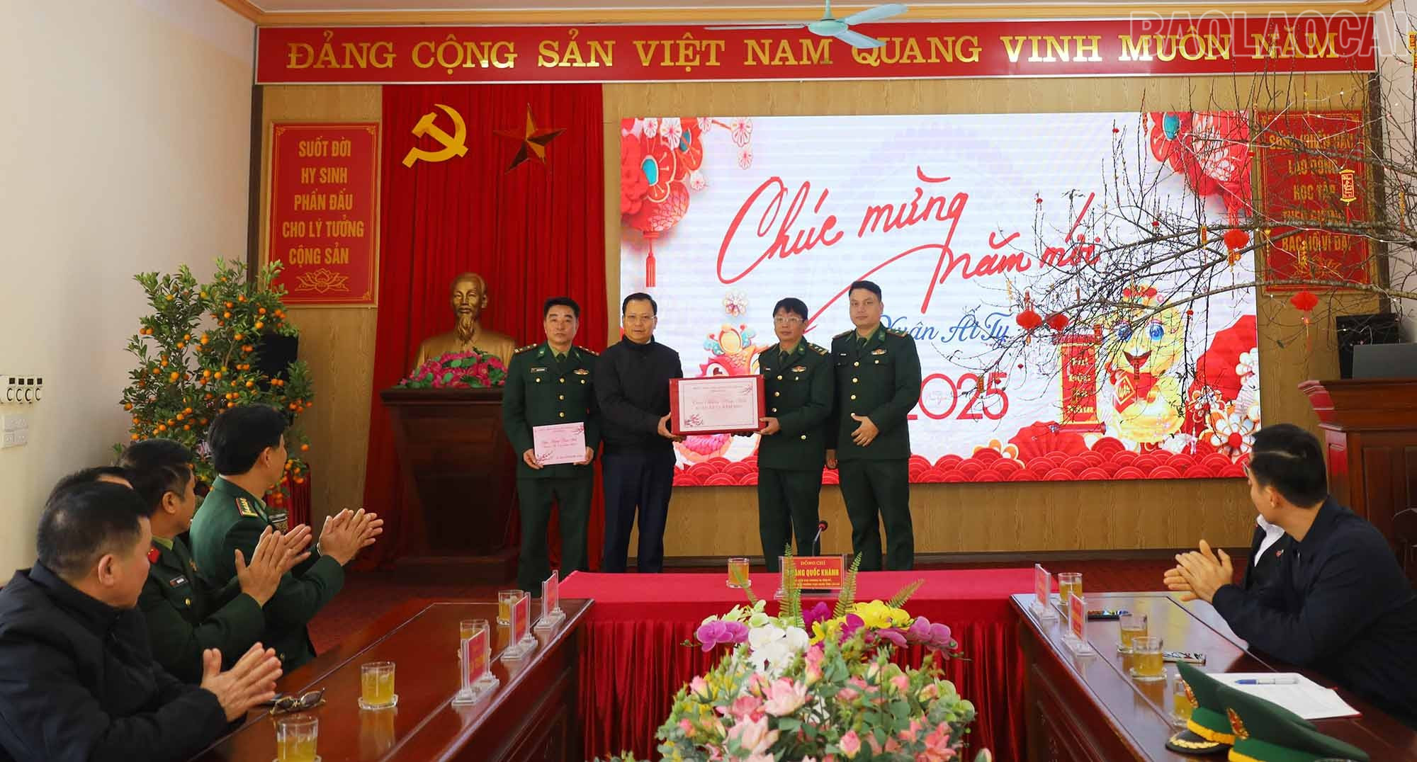 Đồng chí Hoàng Quốc Khánh, Phó Chủ tịch Thường trực UBND tỉnh tặng quà cán bộ, chiến sĩ Đồn Biên phòng Mường Khương. baolaocai-tr_mk3.jpg