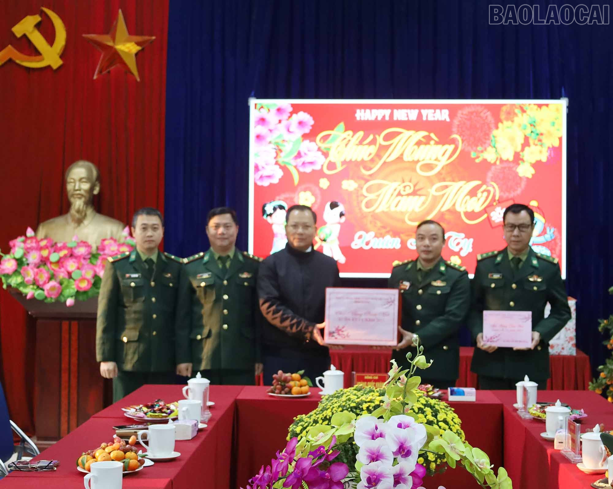Đoàn công tác của tỉnh thăm, chúc tết cán bộ, chiến sĩ Đồn Biên phòng Bản Lầu. baolaocai-tr_bl.jpg