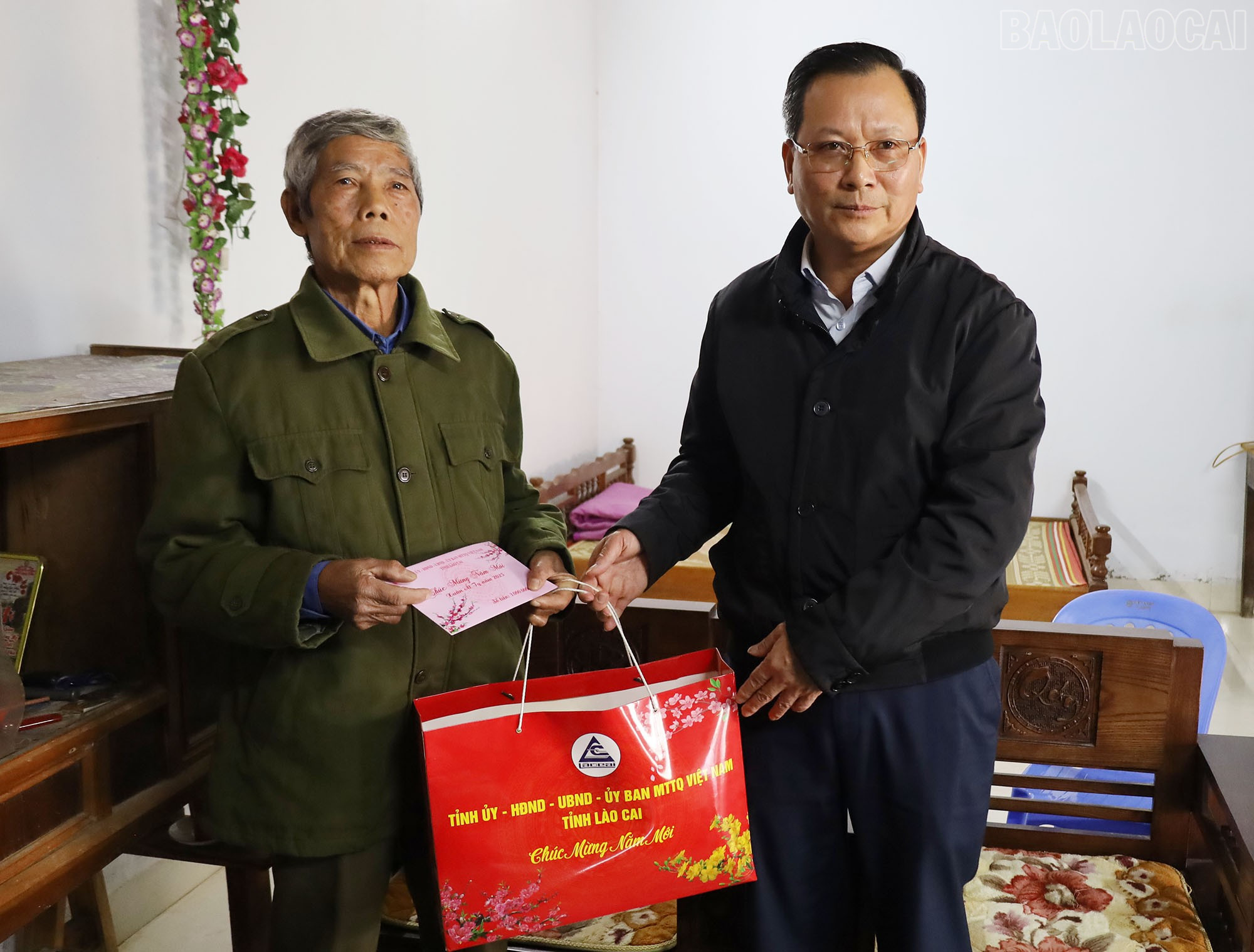Đoàn công tác của tỉnh đã đến thăm, chúc tết và tặng quà ông Tráng Sử Long ở thị trấn Mường Khương. baolaocai-tr_a1.jpg