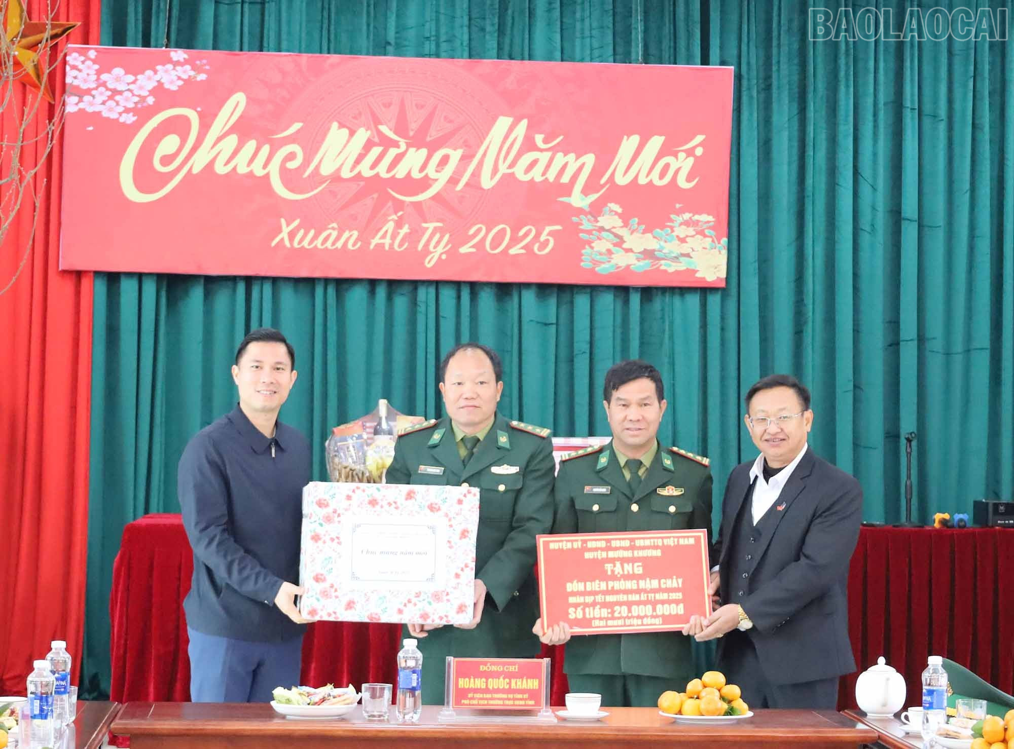 Lãnh đạo huyện Mường Khương tặng quà cán bộ, chiến sĩ các đồn biên phòng trên địa bàn huyện Mường Khương. baolaocai-tr_nc3.jpg