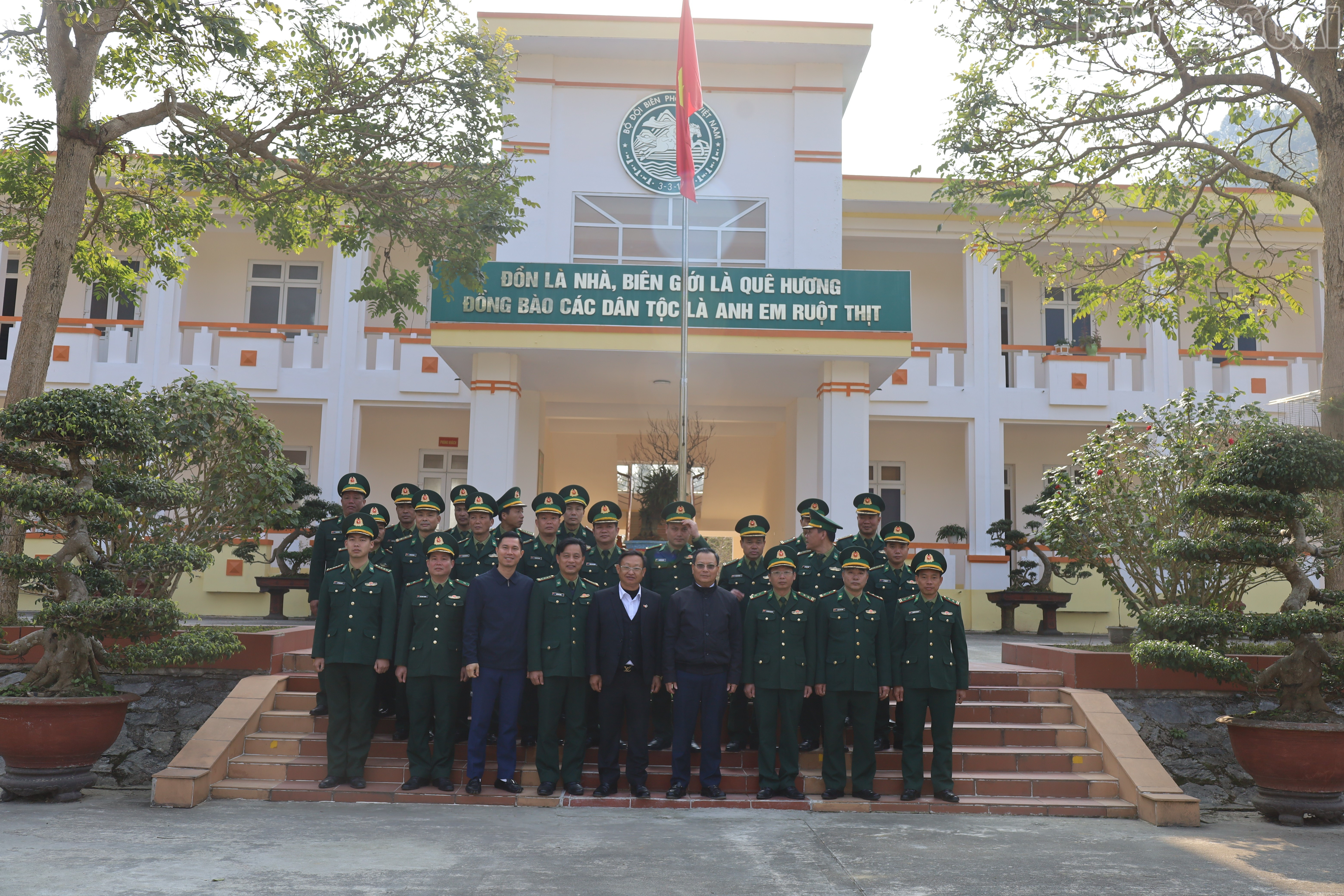 Đoàn công tác của tỉnh chụp ảnh lưu niệm cùng cán bộ, chiến sĩ Đồn Biên phòng Mường Khương. baolaocai-tr_mk2.jpg