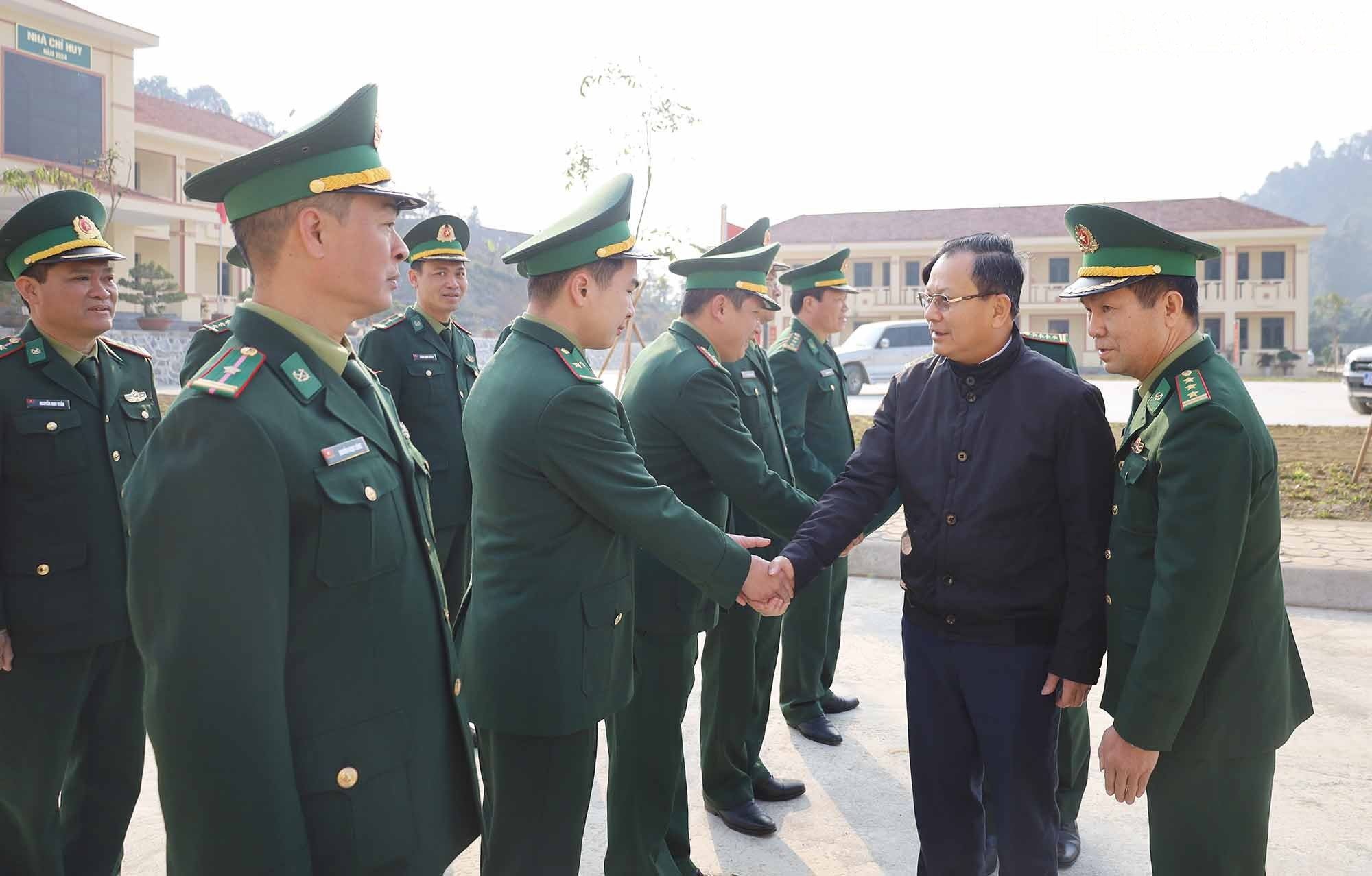 Các chiến sĩ biên phòng đón Đoàn công tác của tỉnh. baolaocai-tr_nc1.jpg
