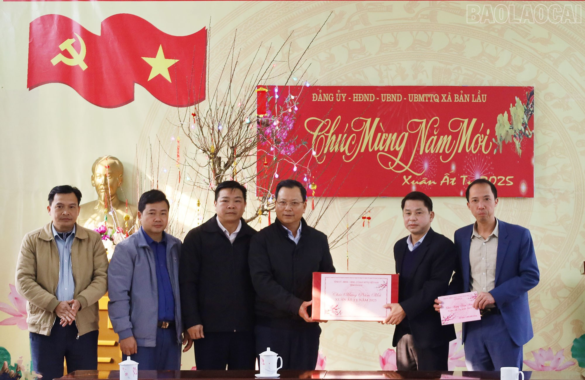 Đoàn công tác tặng quà Đảng ủy - HĐND - UBND xã Bản Lầu. baolaocai-tr_4.jpg