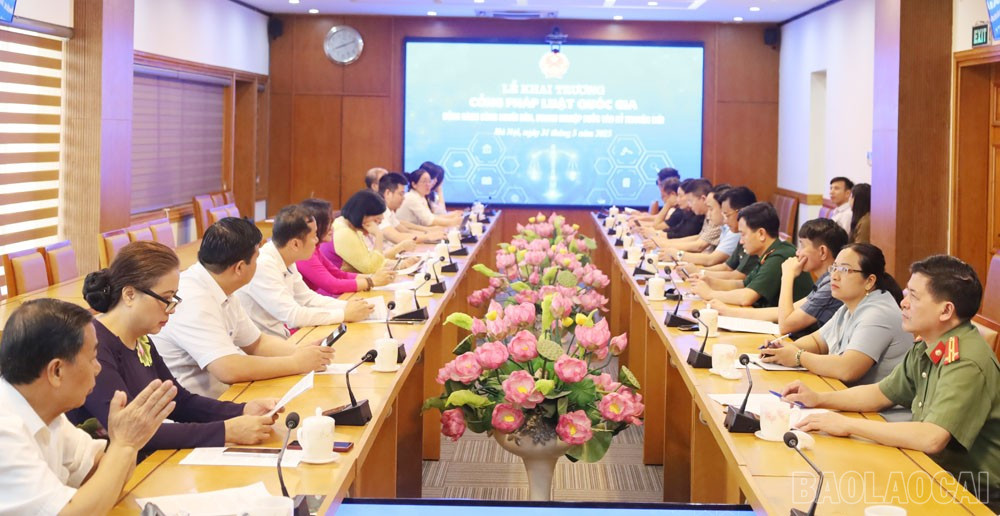 Đại biểu tỉnh Lào Cai theo dõi tọa đàm. baolaocai-br_2.jpg