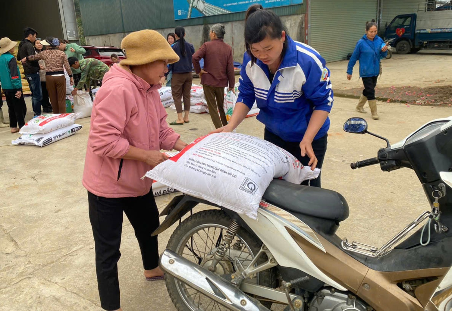 Cấp phát vật tư cho các hộ tham gia mô hình. baolaocai-c_4.jpg