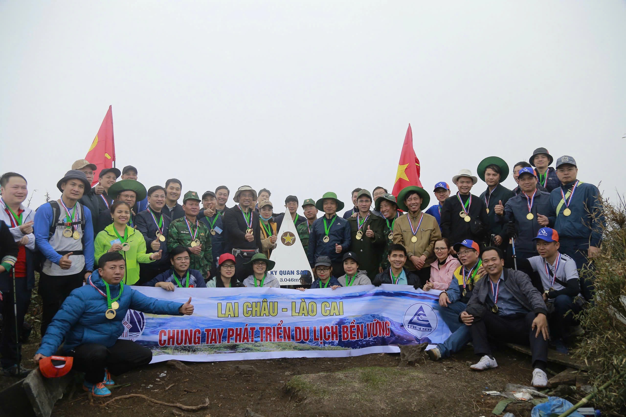 Nhều du khách yêu thích các tour du lịch mạo hiểm, đặc biệt là chinh phục các đỉnh núi cao tại Khu Bảo tồn thiên nhiên Bát Xát. 22.jpg
