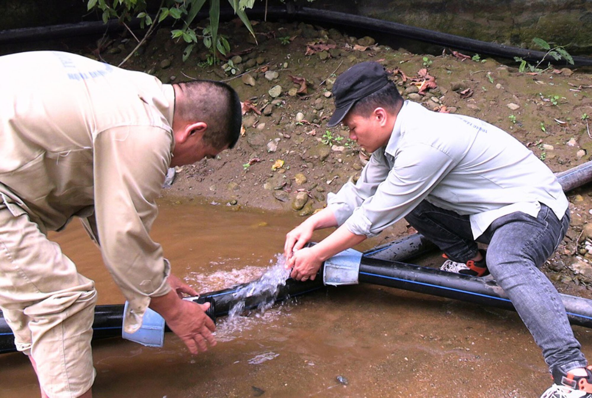 Staff of the Center for Agricultural Extension and Rural Clean Water operate and repair clean water works in rural areas. a5.jpg