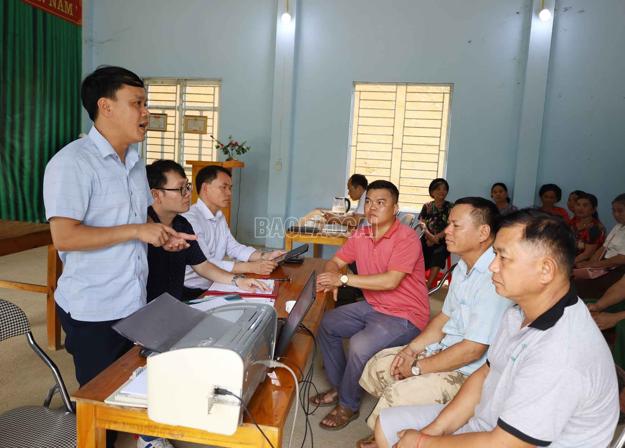 Tuyên truyền, hướng dẫn các bước ghi sổ quản lý nguồn tiền chung cho đại diện cộng đồng thôn. baolaocai-c_3.jpg