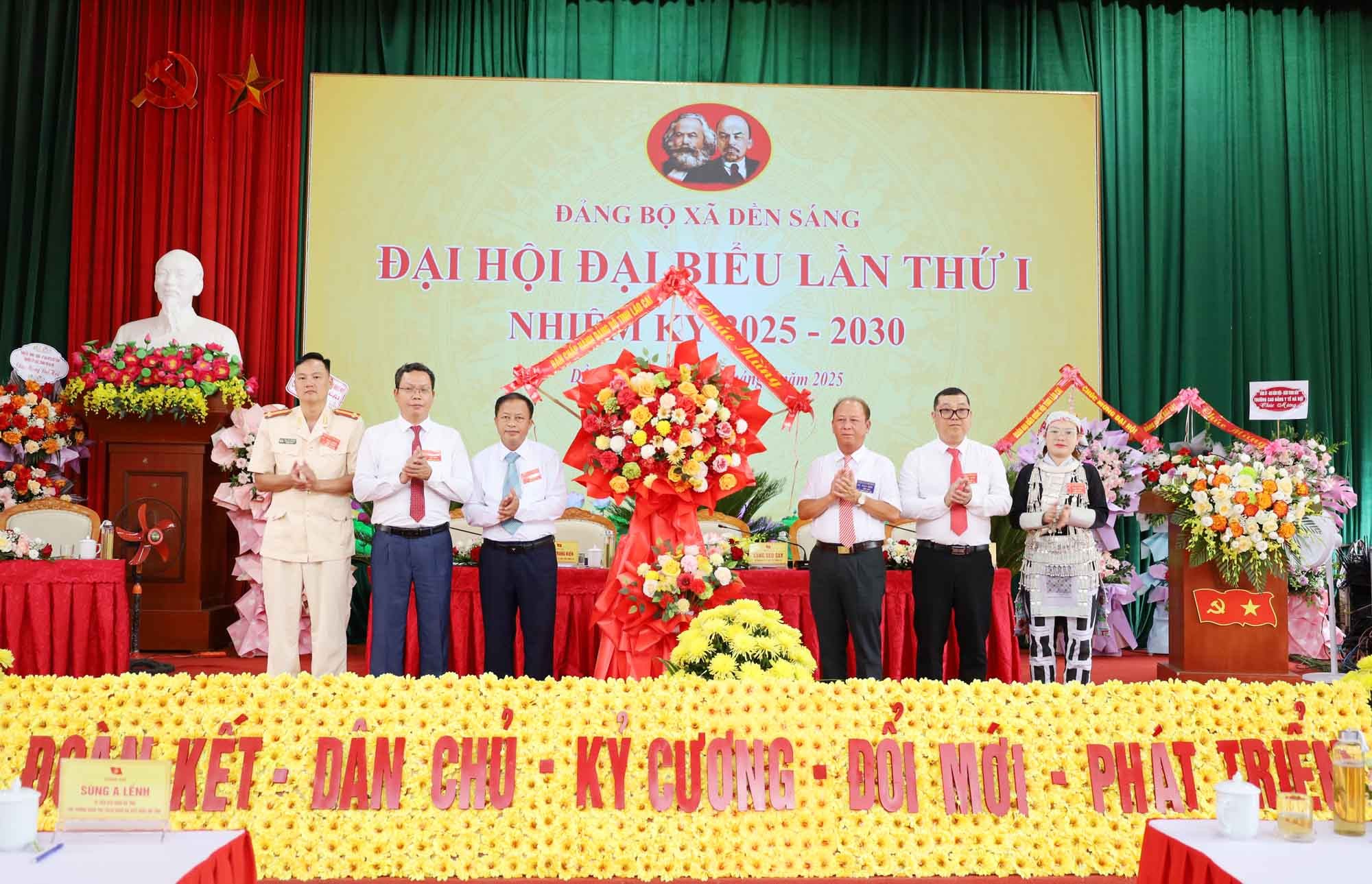 Thay mặt Tỉnh ủy, HĐND, UBND, Ủy ban MTTQ Việt Nam tỉnh Lào Cai, Đoàn đại biểu Quốc hội tỉnh, đồng chí Sùng A Lềnh trao tặng lẵng hoa chúc mừng Đại hội. 1.jpg