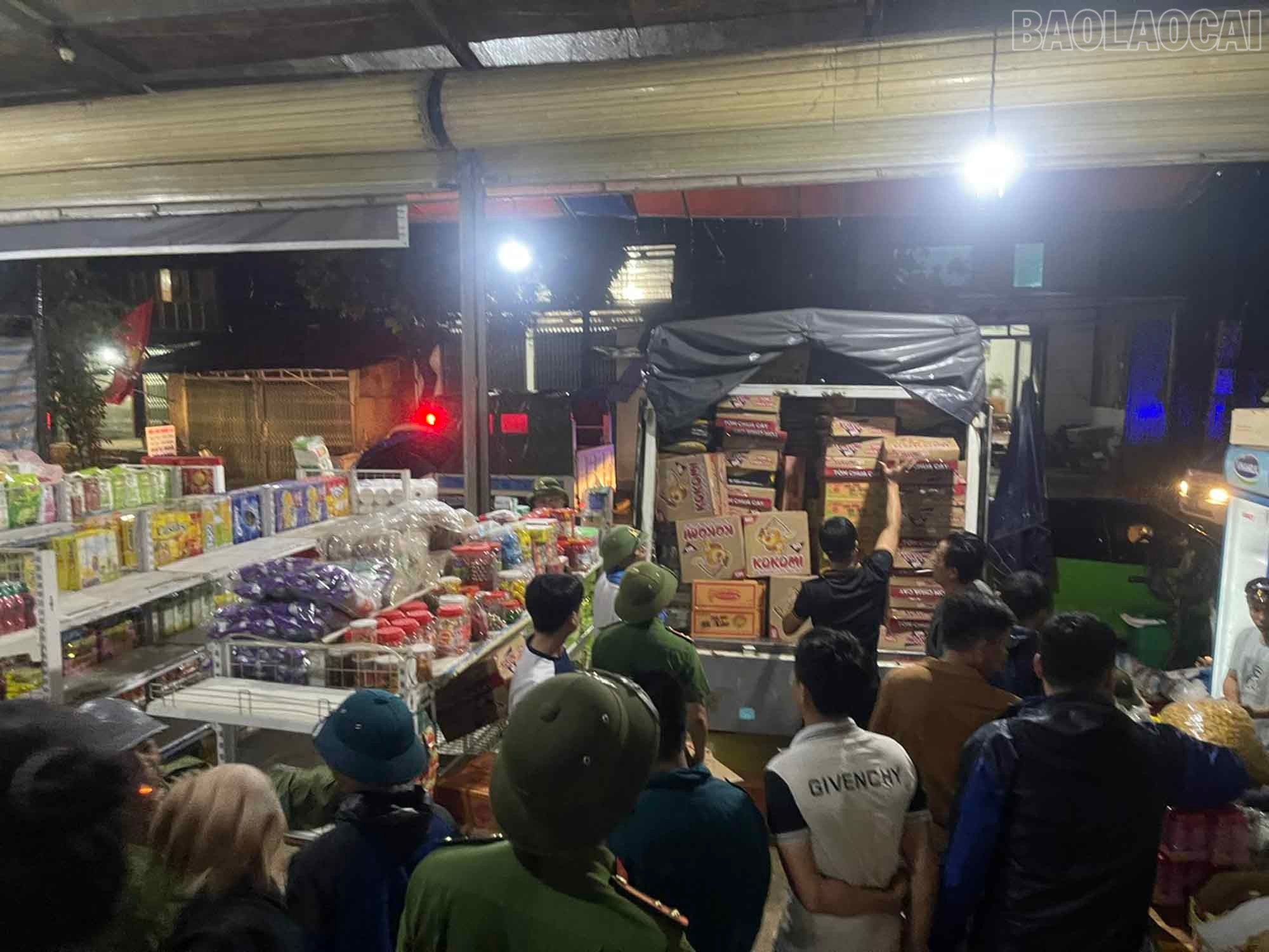 Lực lượng chức năng xã Phúc Khánh hỗ trợ hộ dân di dời tài sản ngay trong đêm. Lực lượng chức năng xã Phúc Khánh hỗ trợ hộ dân di dời tài sản ngay trong đêm.