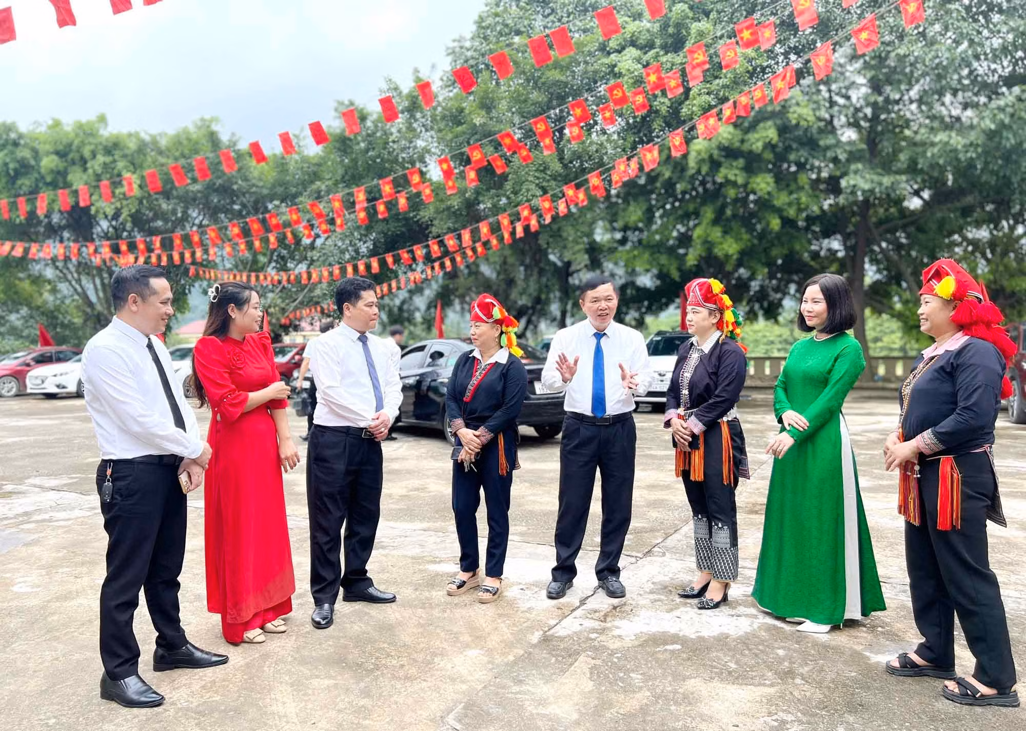 Lãnh đạo xã Tằng Loỏng trò chuyện với người dân.