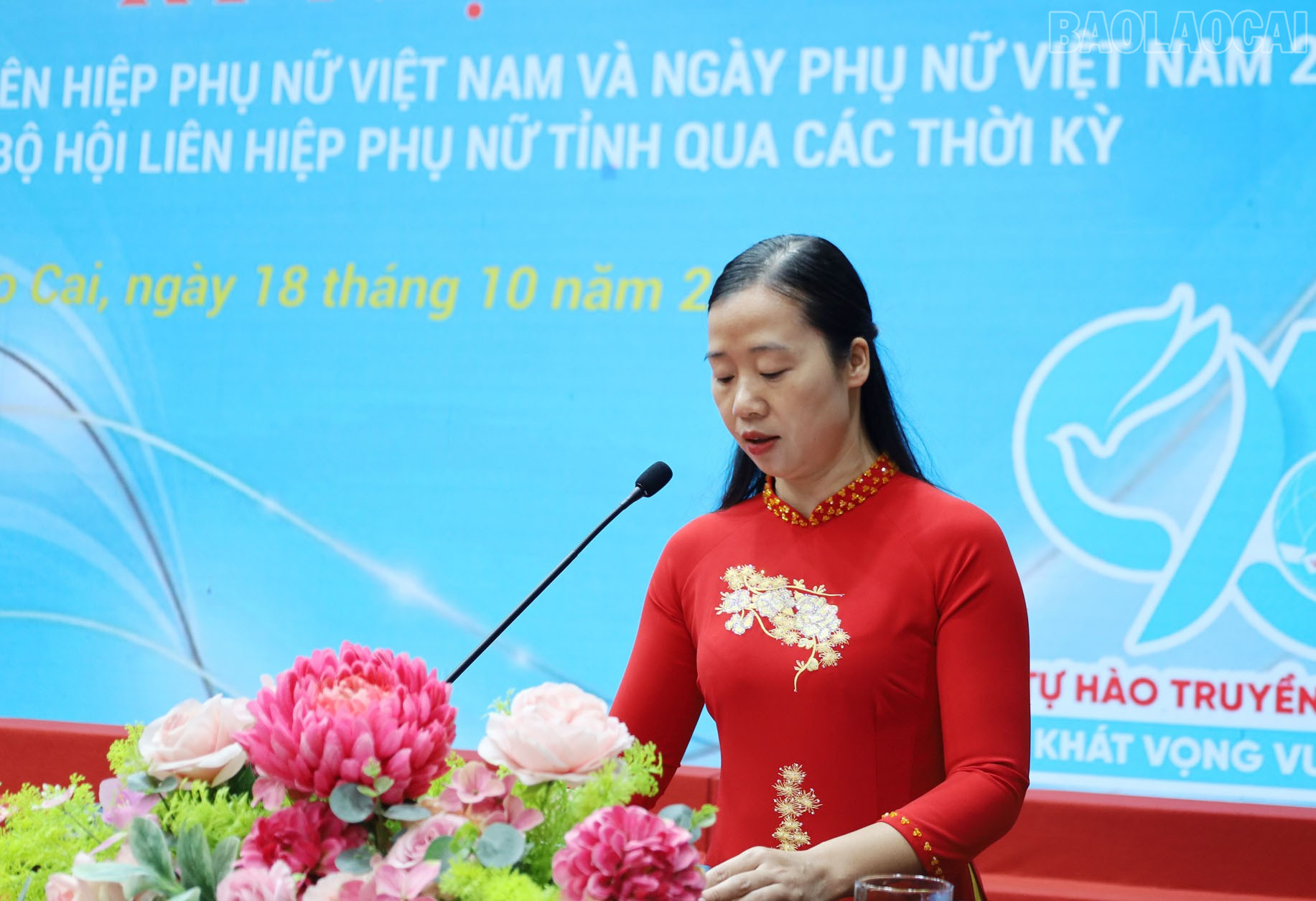 Đại diện Hội LHPN các xã, phường tham luận tại buổi lễ. baolaocai-tr_5.jpg