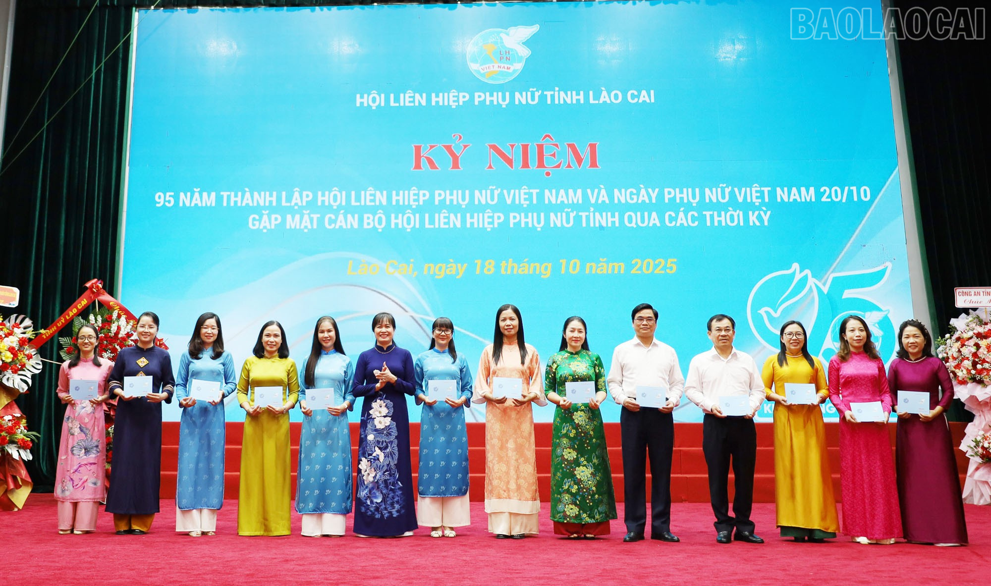 Tặng Kỷ niệm chương “Vì sự phát triển của Phụ nữ Việt Nam” cho 13 cá nhân tiêu biểu. baolaocai-tr_8.jpg