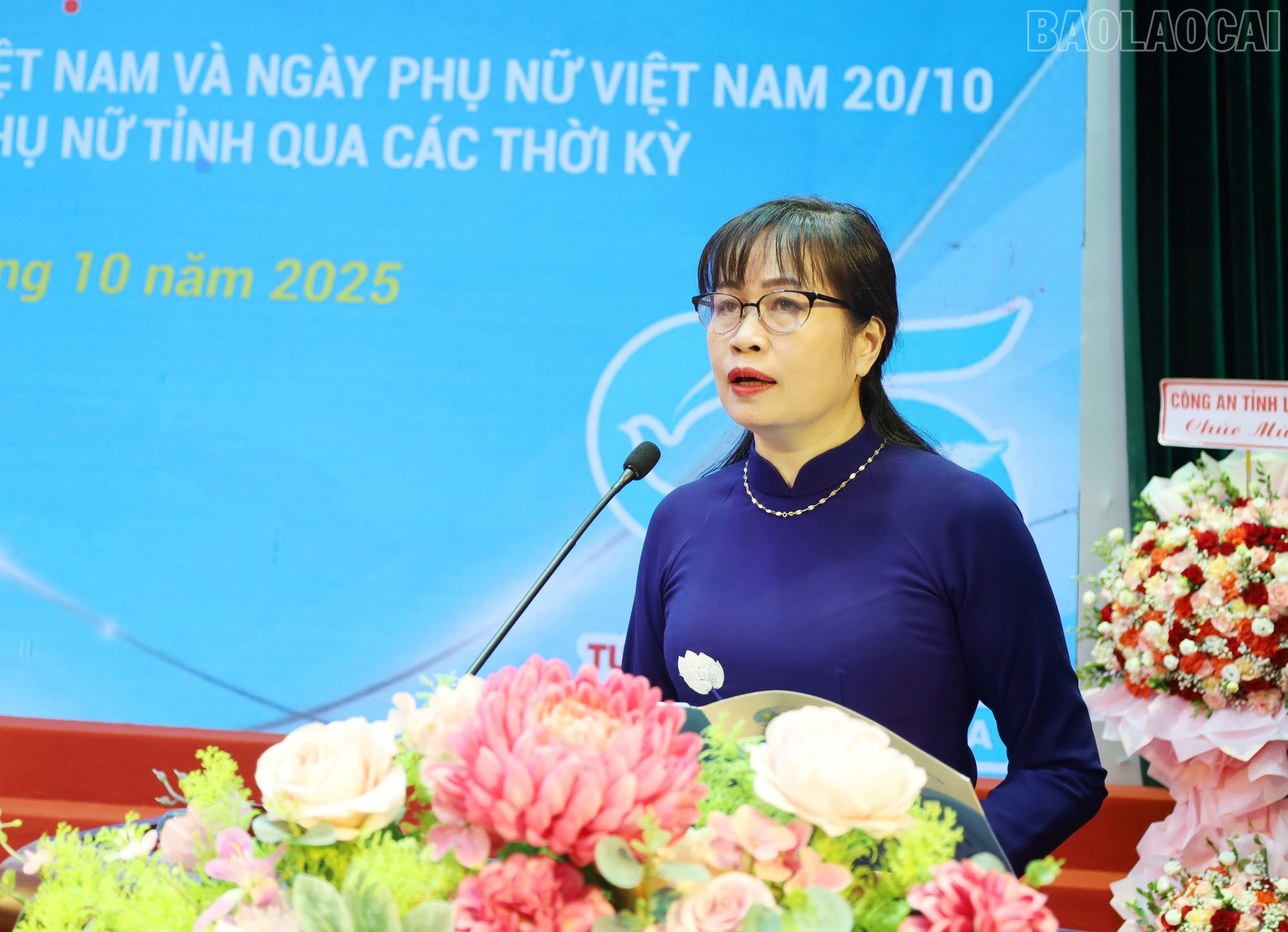 Đồng chí Đinh Minh Hà - Chủ tịch Hội LHPN tỉnh ôn lại truyền thống vẻ vang của tổ chức hội qua 95 năm xây dựng và trưởng thành. baolaocai-tr_2.jpg