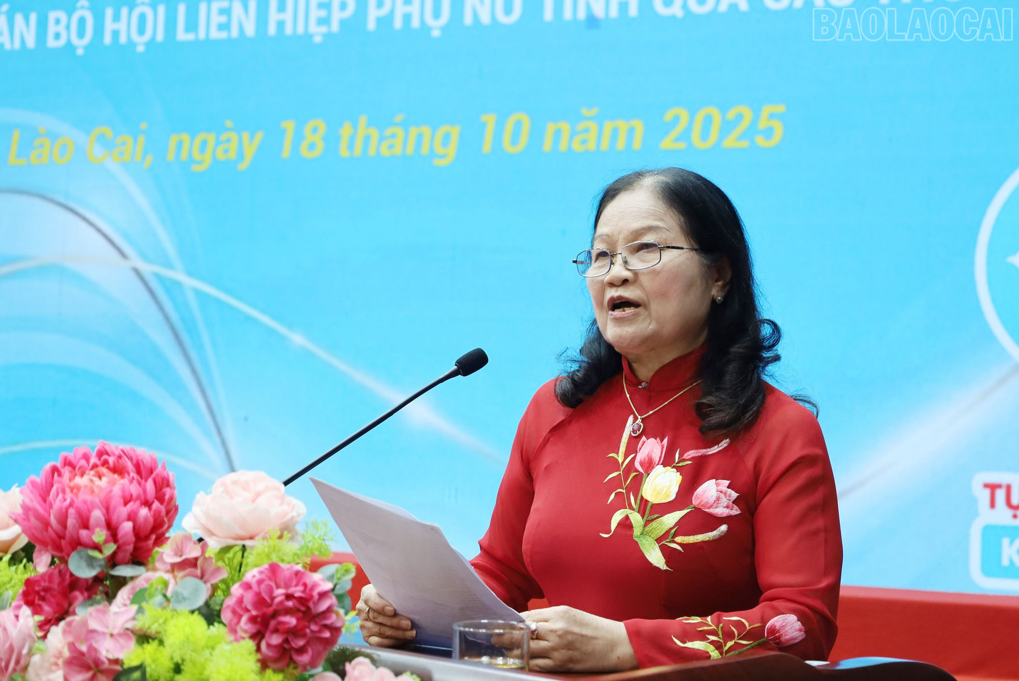 Đại diện các đồng chí nguyên lãnh đạo Hội LHPN tỉnh qua các thời kỳ thảo luận tại lễ kỷ niệm. baolaocai-tr_4.jpg