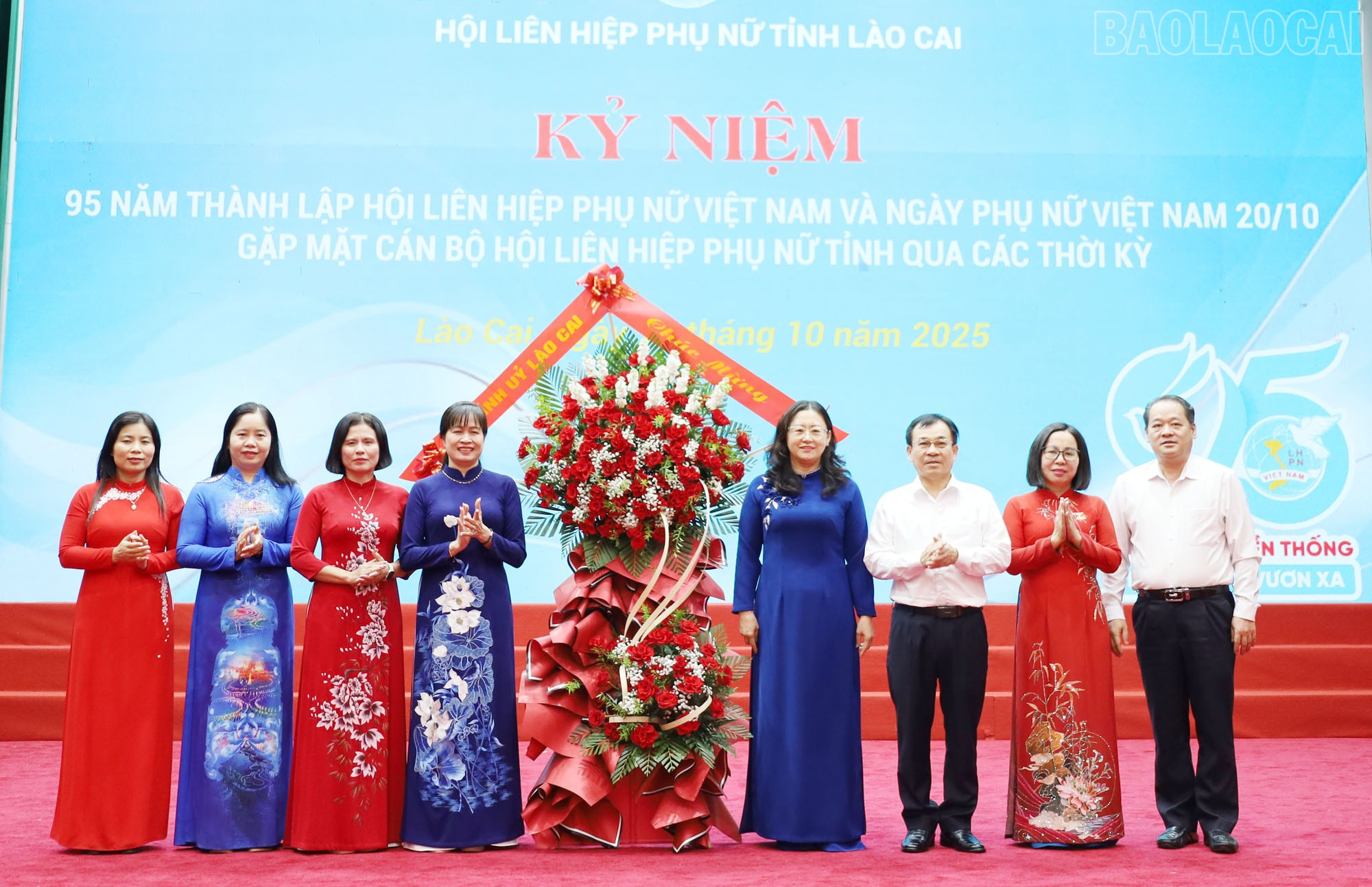 Lãnh đạo tỉnh tặng hoa chúc mừng kỷ niệm 95 năm thành lập Hội LHPN Việt Nam. baolaocai-tr_7.jpg