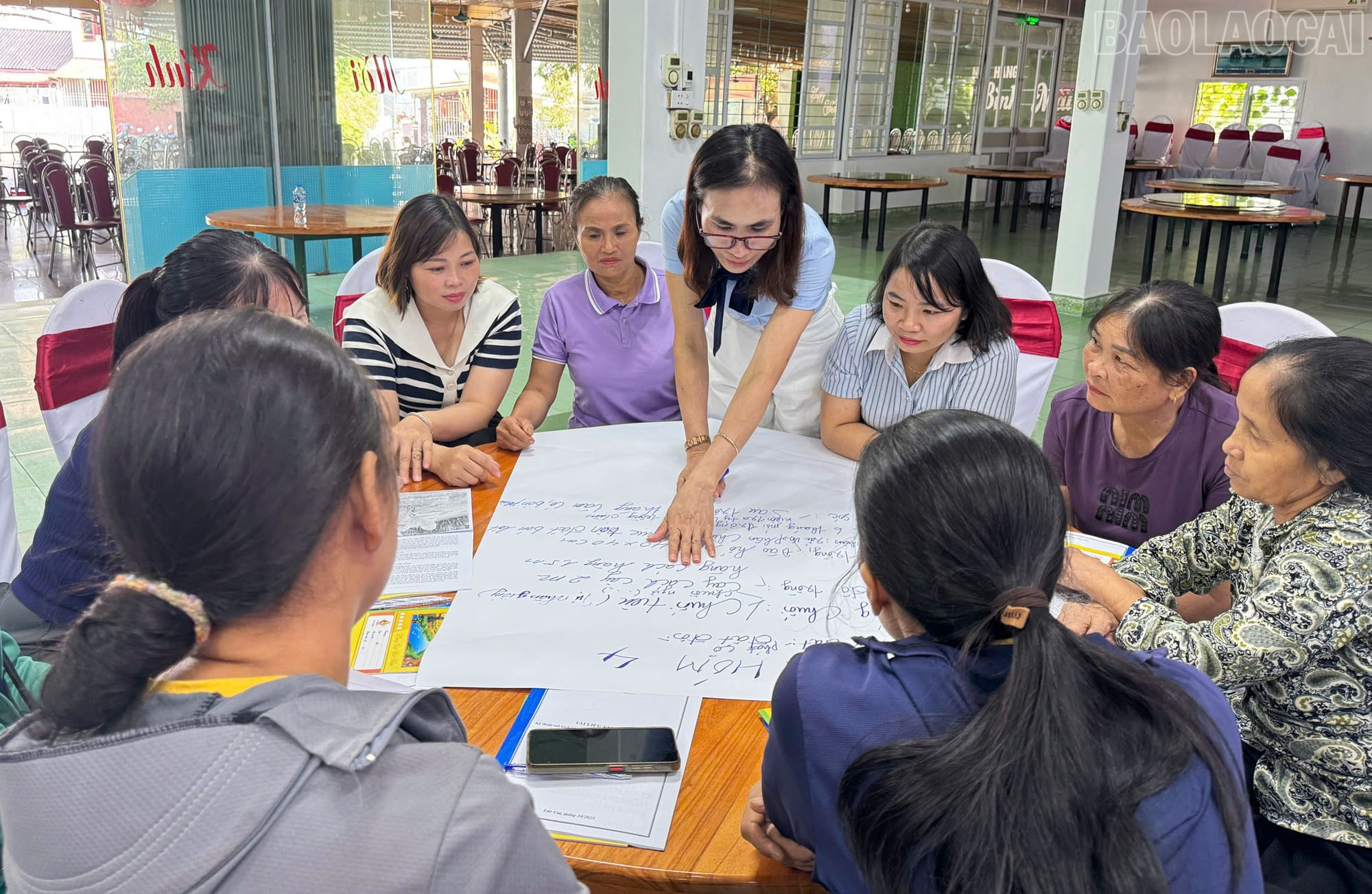 Cán bộ Trung tâm Khuyến nông và Dịch vụ nông nghiệp tỉnh hướng dẫn học viên xây dựng phương án sản xuất và liên kết tiêu thụ sản phẩm. baolaocai-tr_1.jpg