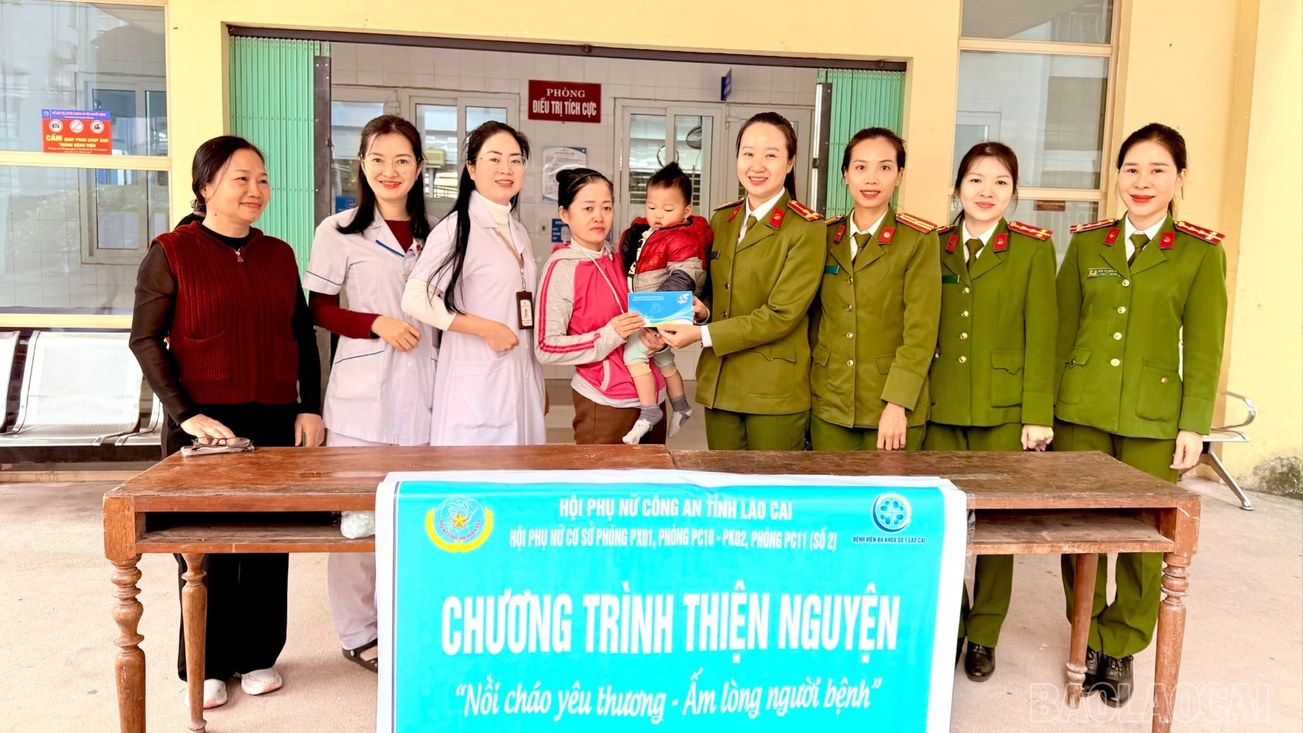 Kvinnoföreningen i interneringsläger nr 2 ger gåvor till barn i svåra omständigheter. 10-636.jpg