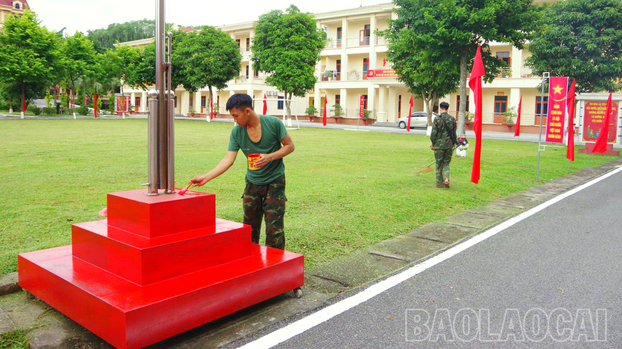 Cán bộ, chiến sĩ Bộ Chỉ huy Quân sự tỉnh sơn lại chân cột cờ tại đơn vị. 3-7782.jpg