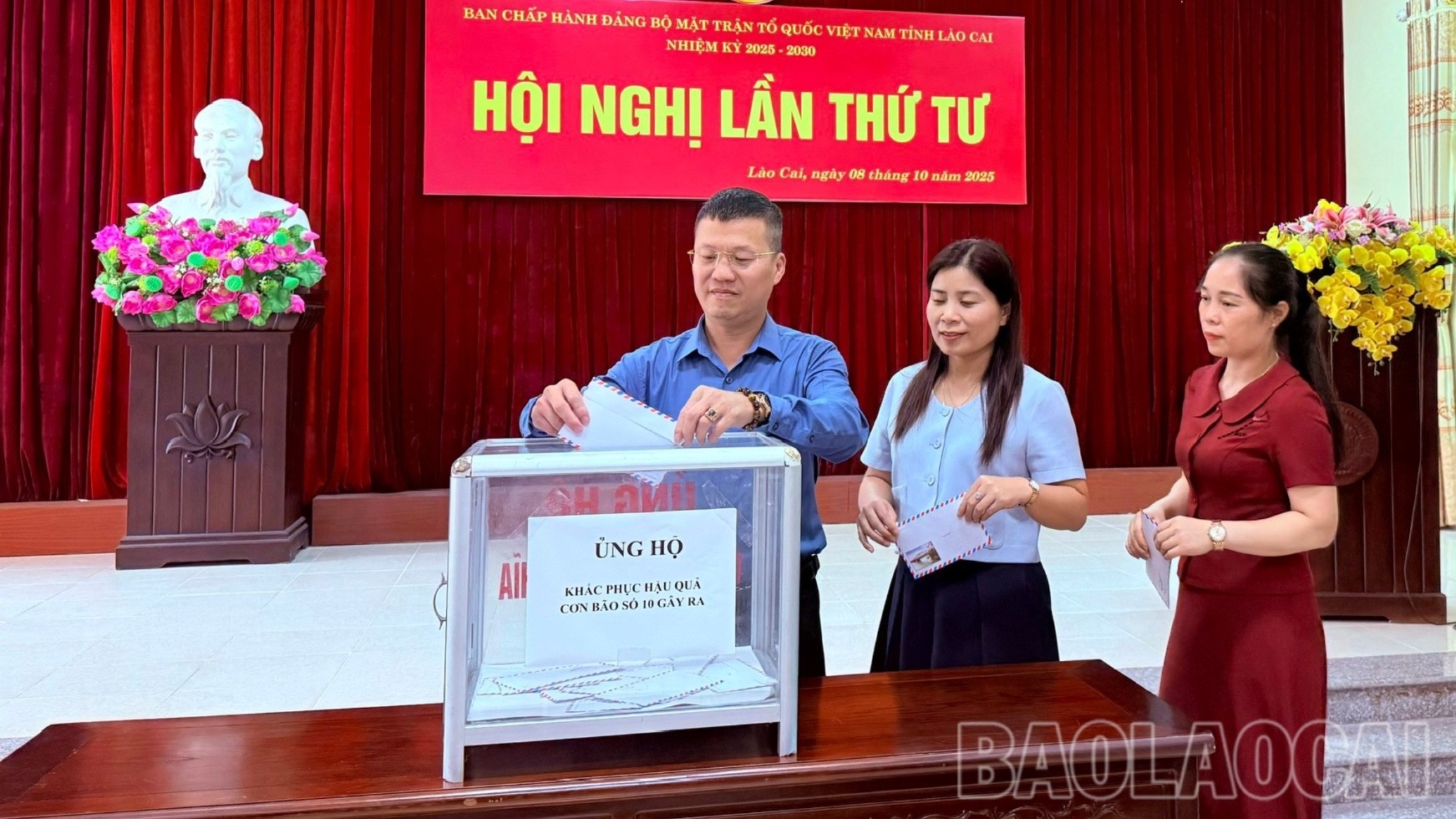 Lãnh đạo, cán bộ, viên chức Cơ quan MTTQ Việt Nam tỉnh ủng hộ người dân khắc phục hậu quả thiên tai. 5-5632.jpg