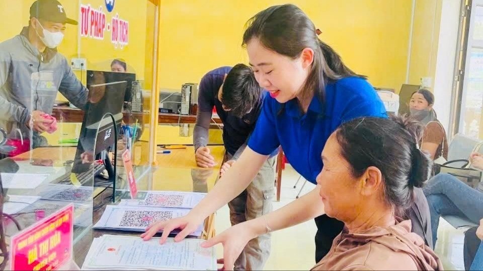 Cán bộ đoàn, đoàn viên thanh niên Tỉnh đoàn Lào Cai tại nhiều địa phương trên địa bàn tỉnh ra quân hỗ trợ người dân sử dụng dịch vụ công trực tuyến. 515852281-1043153484675521-5935548939828294141-n-2797.jpg