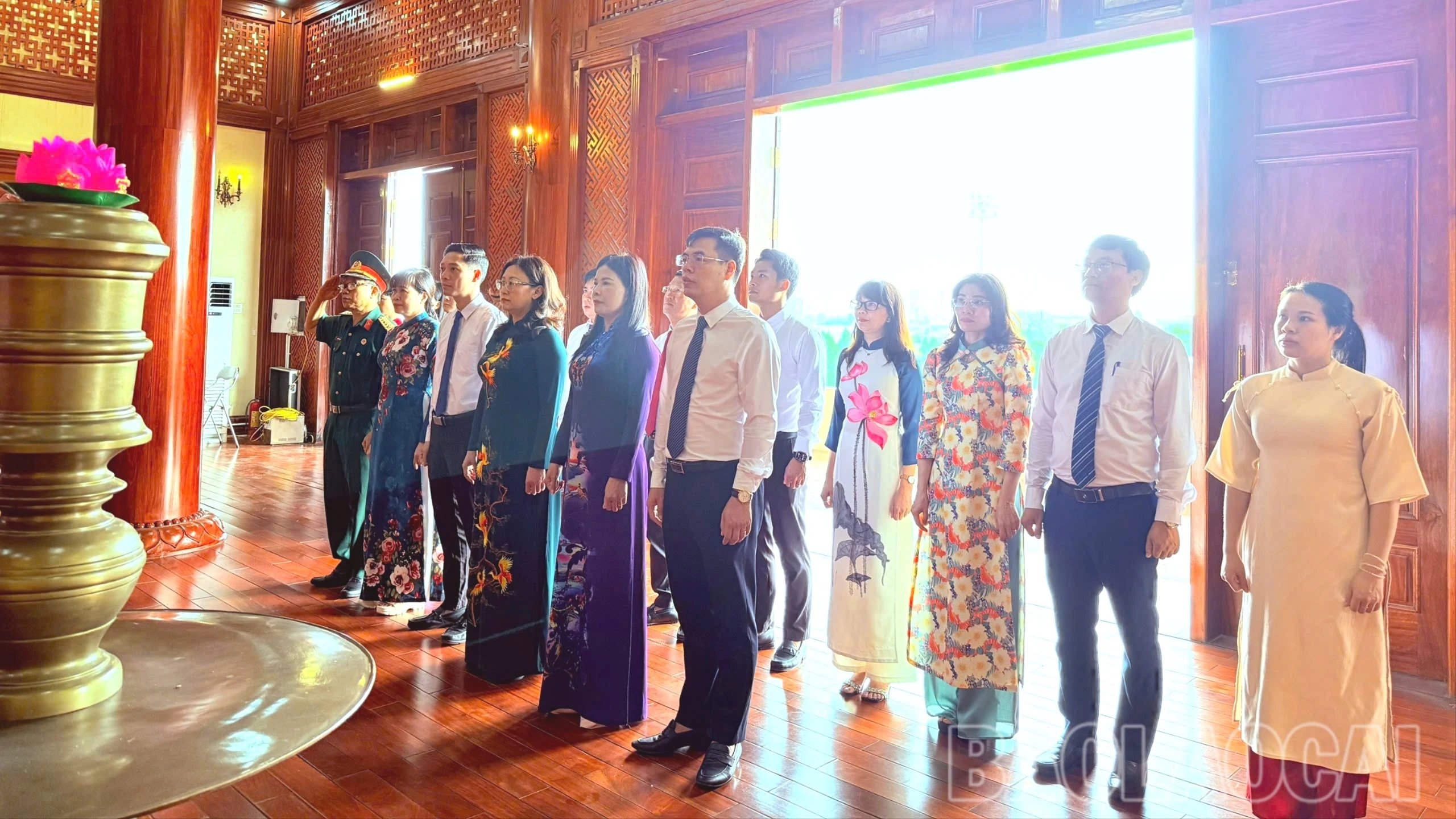 Đoàn đại biểu tỉnh báo công dâng Bác.