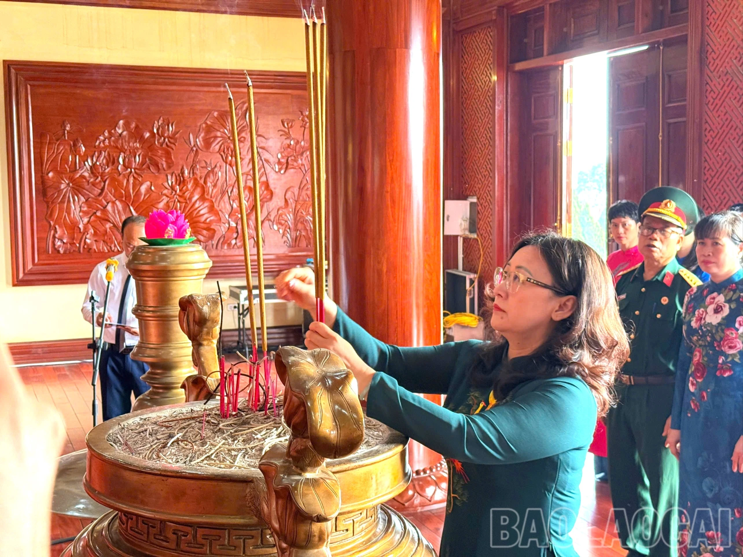 Đồng chí Giàng Thị Dung - Phó Bí thư Tỉnh ủy, Chủ tịch Ủy ban MTTQ Việt Nam tỉnh dâng hương báo công Chủ tịch Hồ Chí Minh.