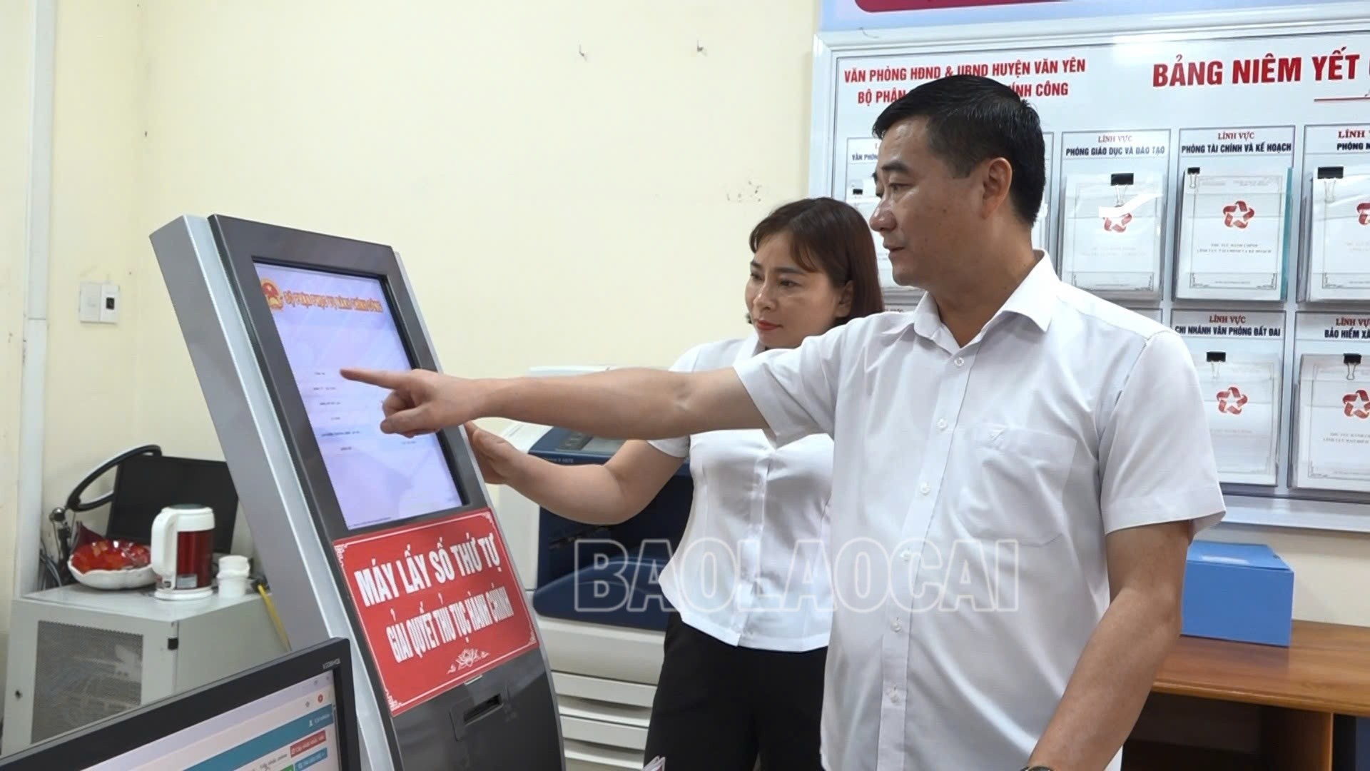 Đồng chí Hà Đức Anh - Bí thư Đảng ủy, Chủ tịch HĐND xã Mậu A kiểm tra trang thiết bị tại Trung tâm Hành chính công. duc-anh-ktra-4731.jpg
