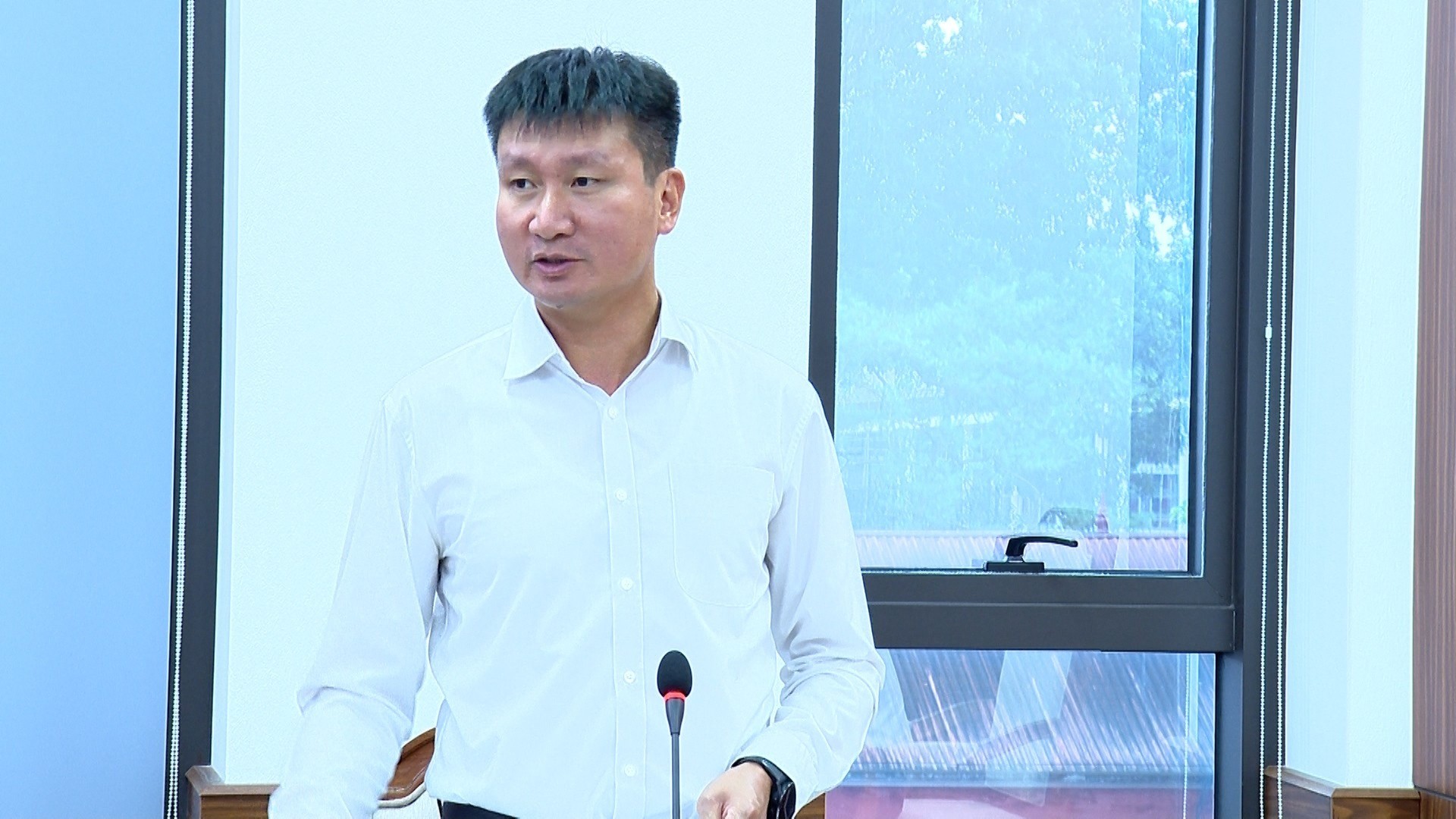 Đồng chí Trần Huy Tuấn, Phó Bí thư Tỉnh ủy, Chủ tịch UBND tỉnh phát biểu tại cuộc họp. 22-8025.jpg