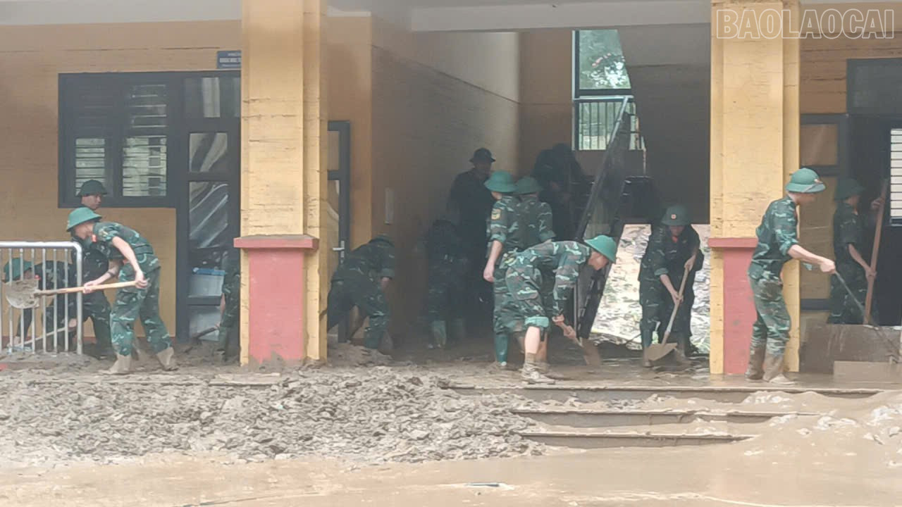 Cán bộ, chiến sĩ Trung đoàn 254 "căng mình" hỗ trợ Nhân dân khắc phục hậu quả thiên tai - tô thắm thêm hình ảnh "Bộ đội cụ Hồ". baolaocai-tr_254b.jpg