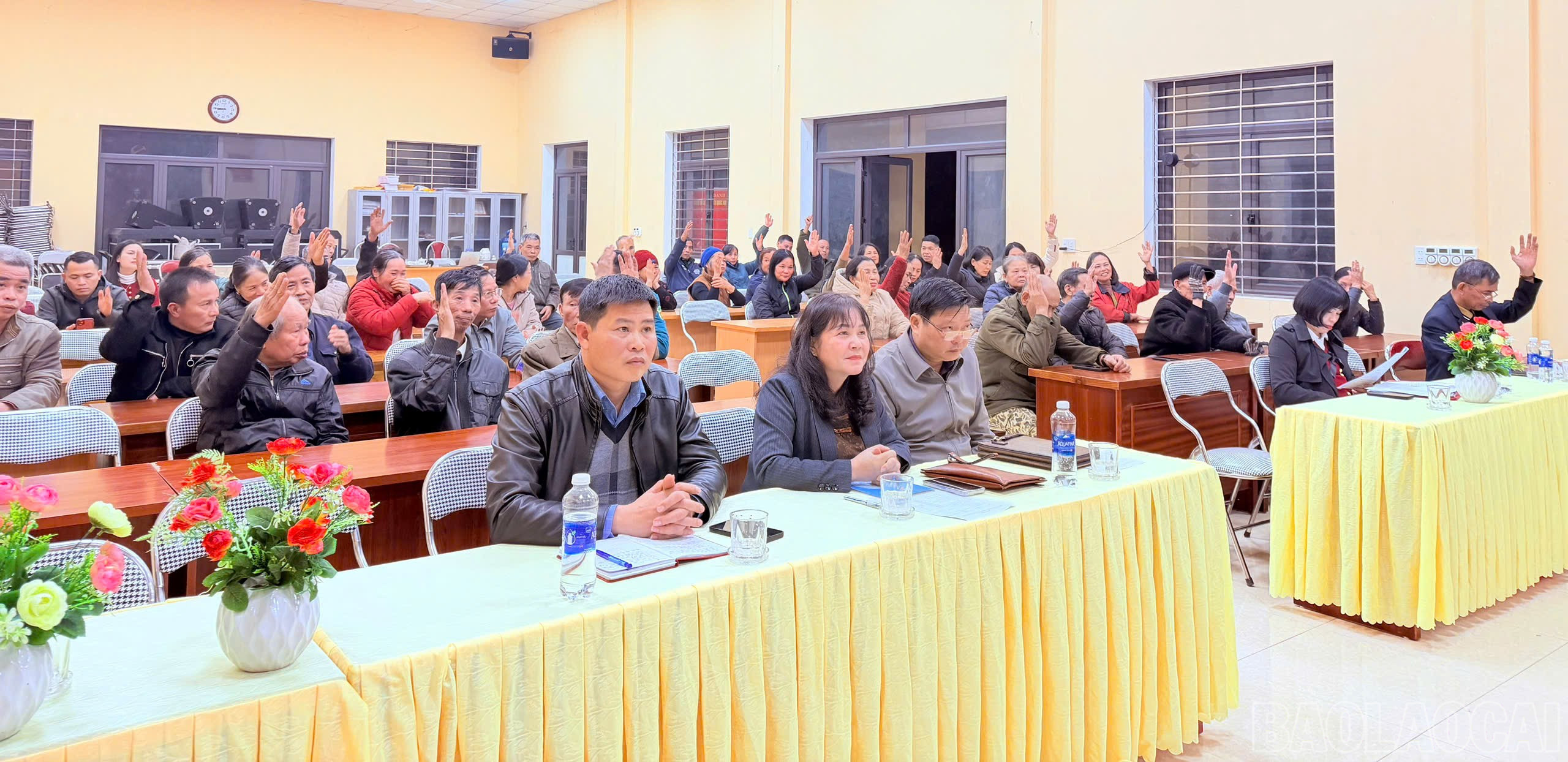 Cử tri Tổ dân phố Thanh Hùng, phường Văn Phú biểu quyết tín nhiệm người được giới thiệu ứng cử bằng hình thức giơ tay.