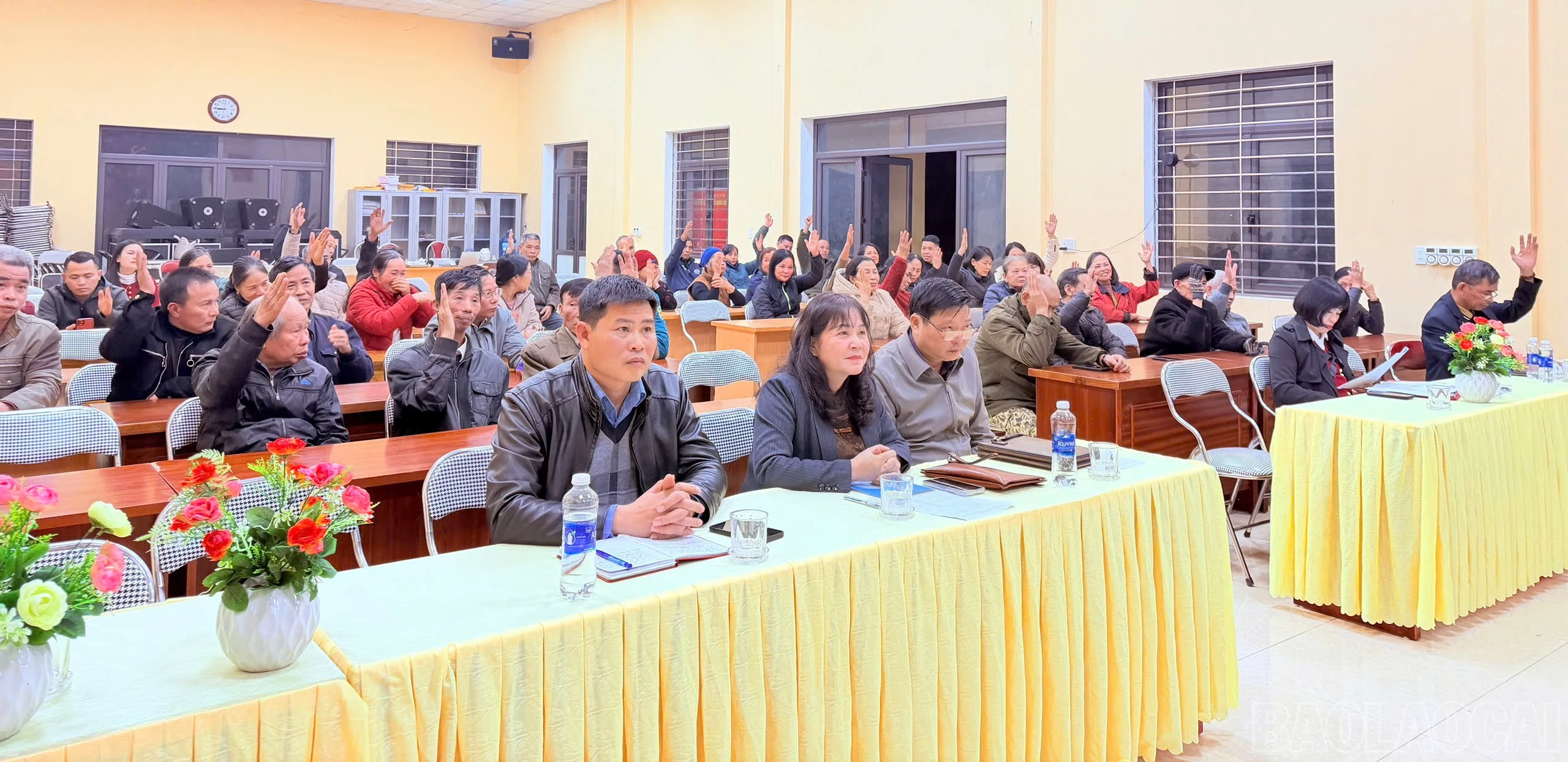 Cử tri Tổ dân phố Thanh Hùng, phường Văn Phú biểu quyết tín nhiệm người được giới thiệu ứng cử bằng hình thức giơ tay.