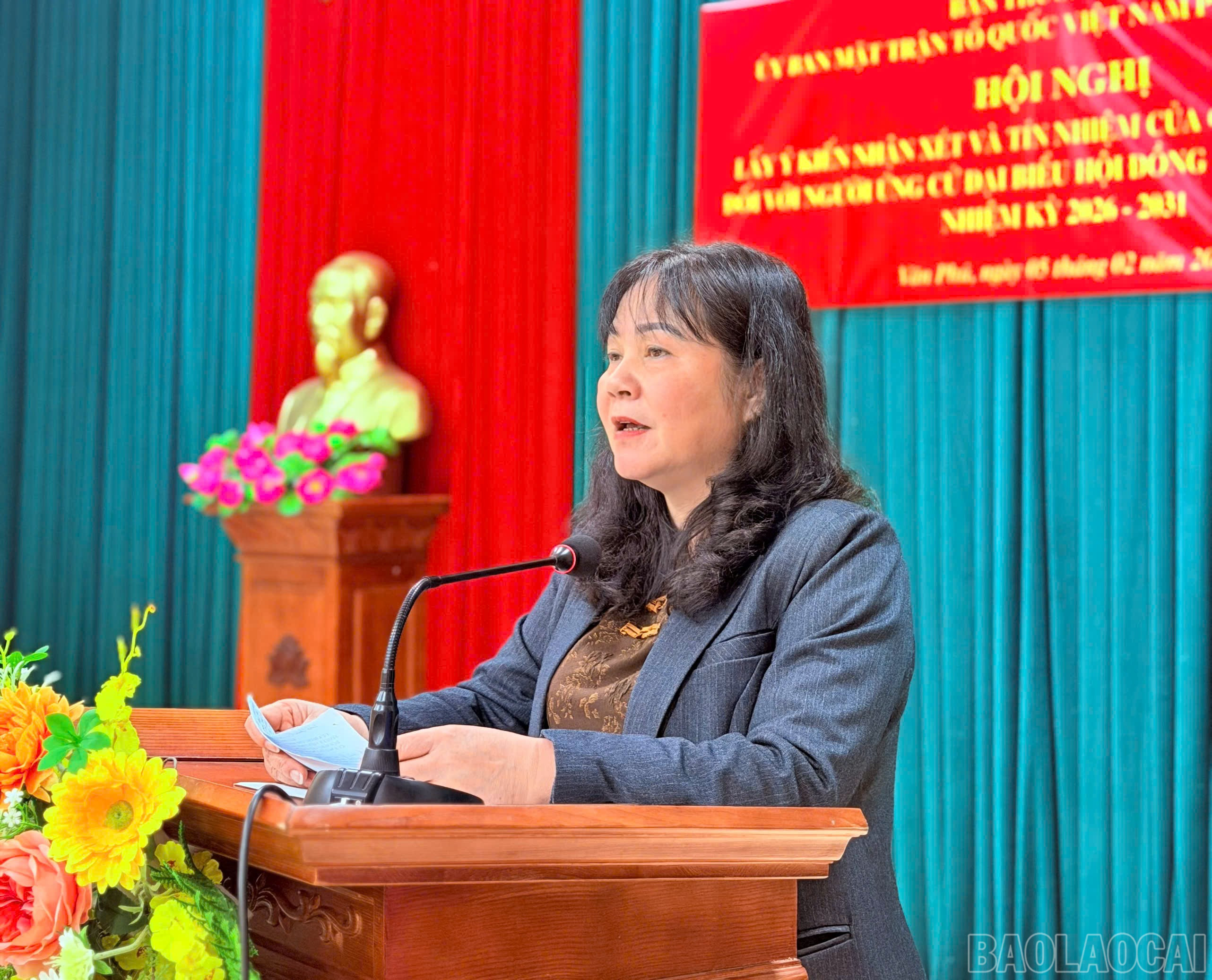 Đồng chí Hoàng Thị Thanh Bình, Tỉnh ủy viên, Phó Chủ tịch HĐND tỉnh thay mặt những người được giới thiệu ứng cử phát biểu tại hội nghị.