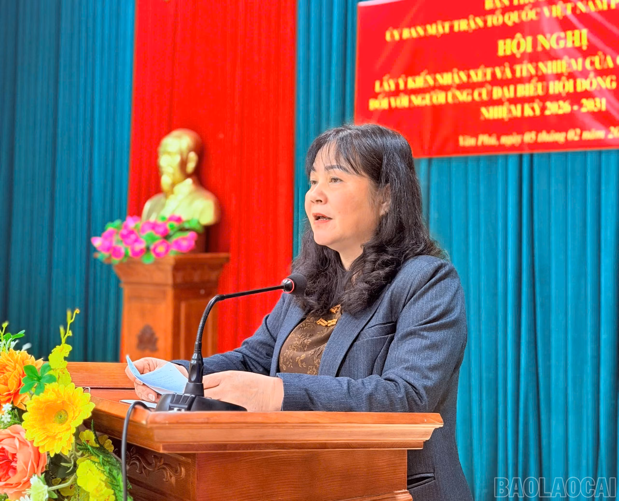 Đồng chí Hoàng Thị Thanh Bình, Tỉnh ủy viên, Phó Chủ tịch HĐND tỉnh thay mặt những người được giới thiệu ứng cử phát biểu tại hội nghị.