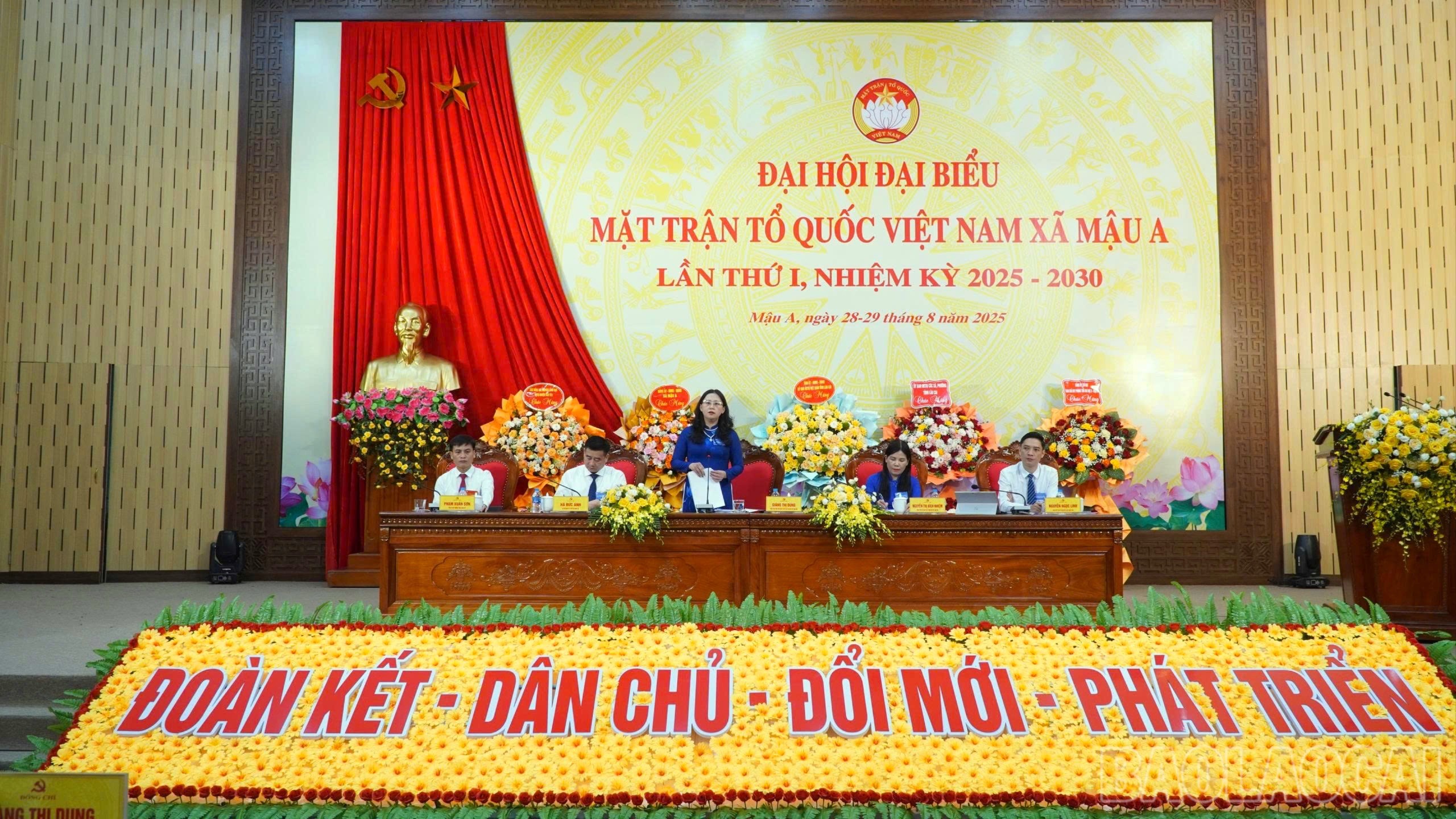 Đồng chí Giàng Thị Dung - Phó Bí thư Tỉnh ủy, Chủ tịch Ủy ban MTTQ Việt Nam tỉnh chỉ đạo tổ chức rút kinh nghiệm sau Đại hội. 15-8174.jpg