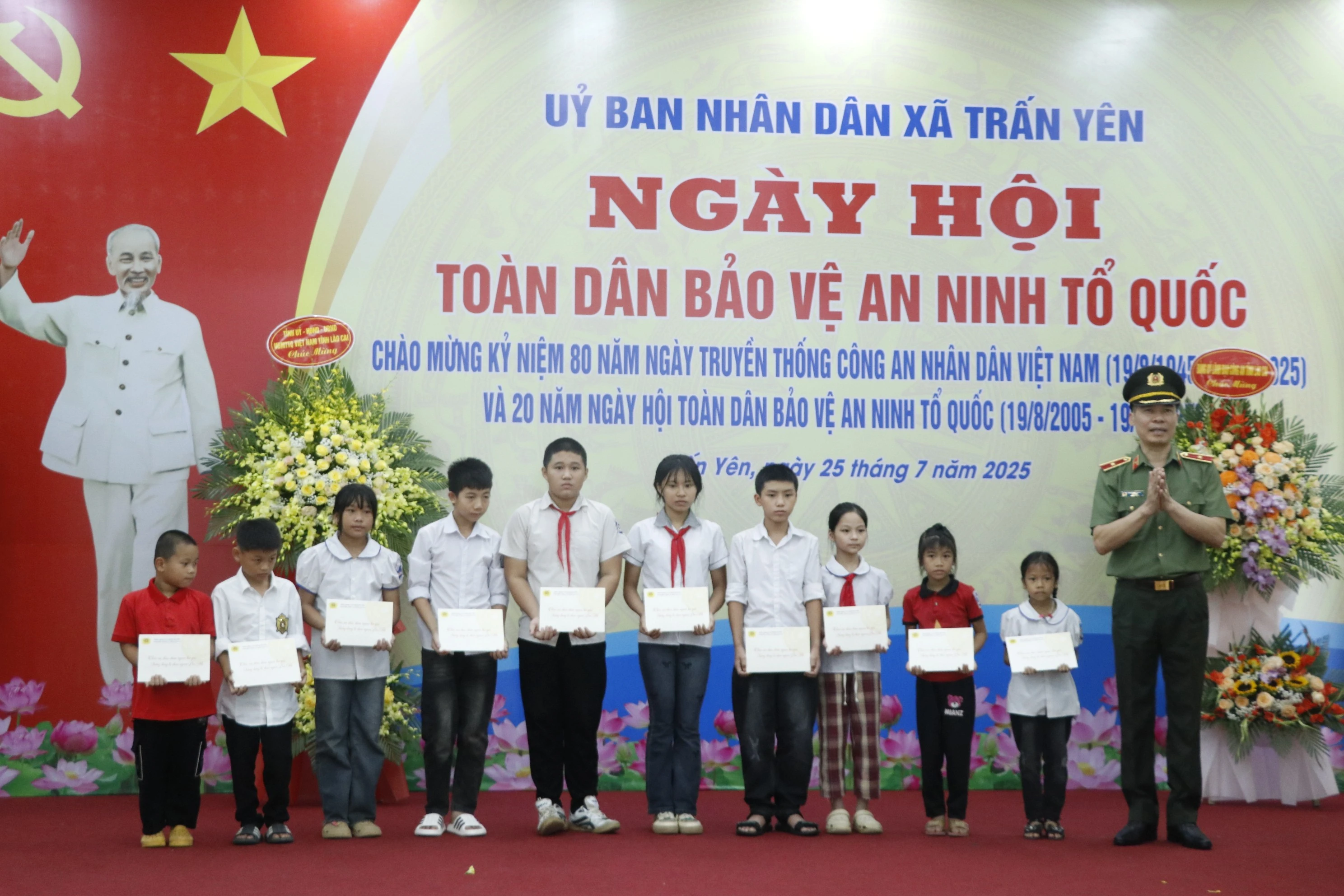 Thiếu tướng Cao Minh Huyền tặng quà cho 10 học sinh có hoàn cảnh đặc biệt khó khăn trên địa bàn xã.