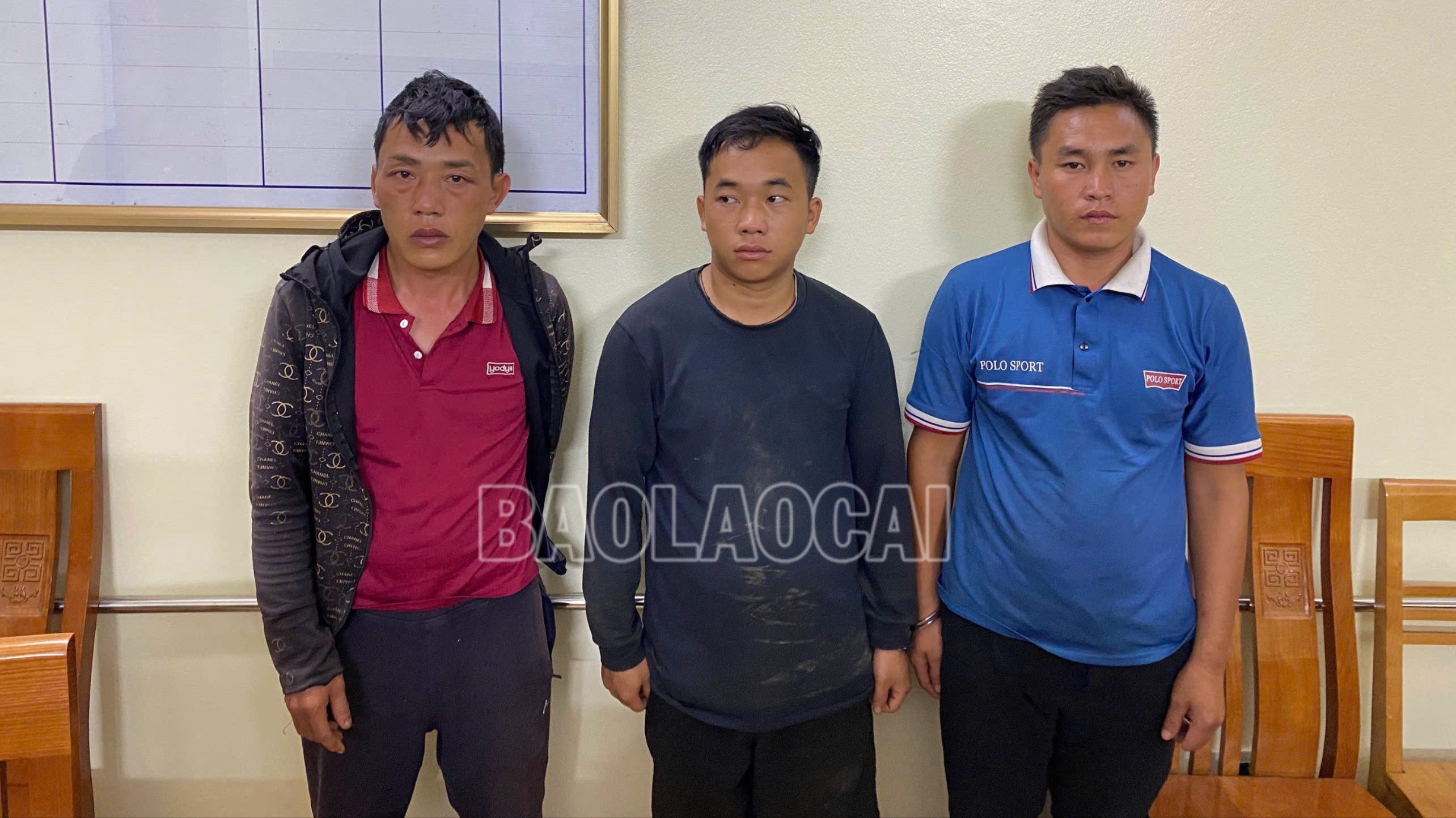 Các đối tượng có hành vi tàng trữ trái phép chất cấm nghi là ma tuý bị Công an xã Mù Cang Chải bắt giữ. mcc-1-92.jpg