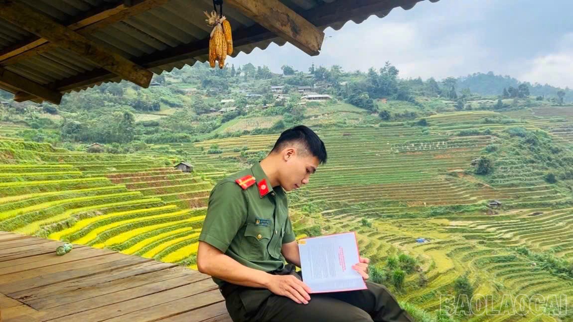 Khắc ghi lời Bác dạy, Trung uý Lạc Chung Hiếu say mê với văn hoá đọc nhằm trau dồi thêm nhiều kiến thức và coi trọng đọc sách. z6917920494293-b55660f0a1299ea999ed407c8e71add0-1855.jpg