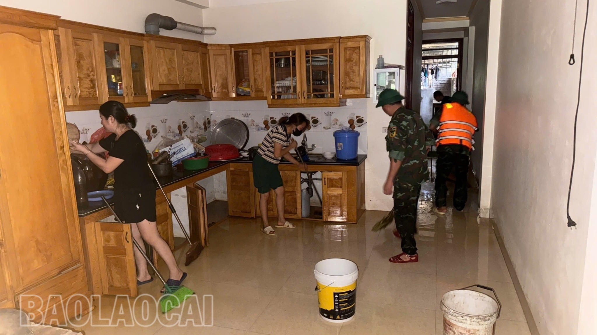 Ban Chỉ huy Phòng thủ khu vực 4 - Mậu A hỗ trợ người dân dọn dẹp nhà cửa, khắc phục hậu quả bão lũ. 556487535-677119445432318-8466425215214985113-n-5517.jpg