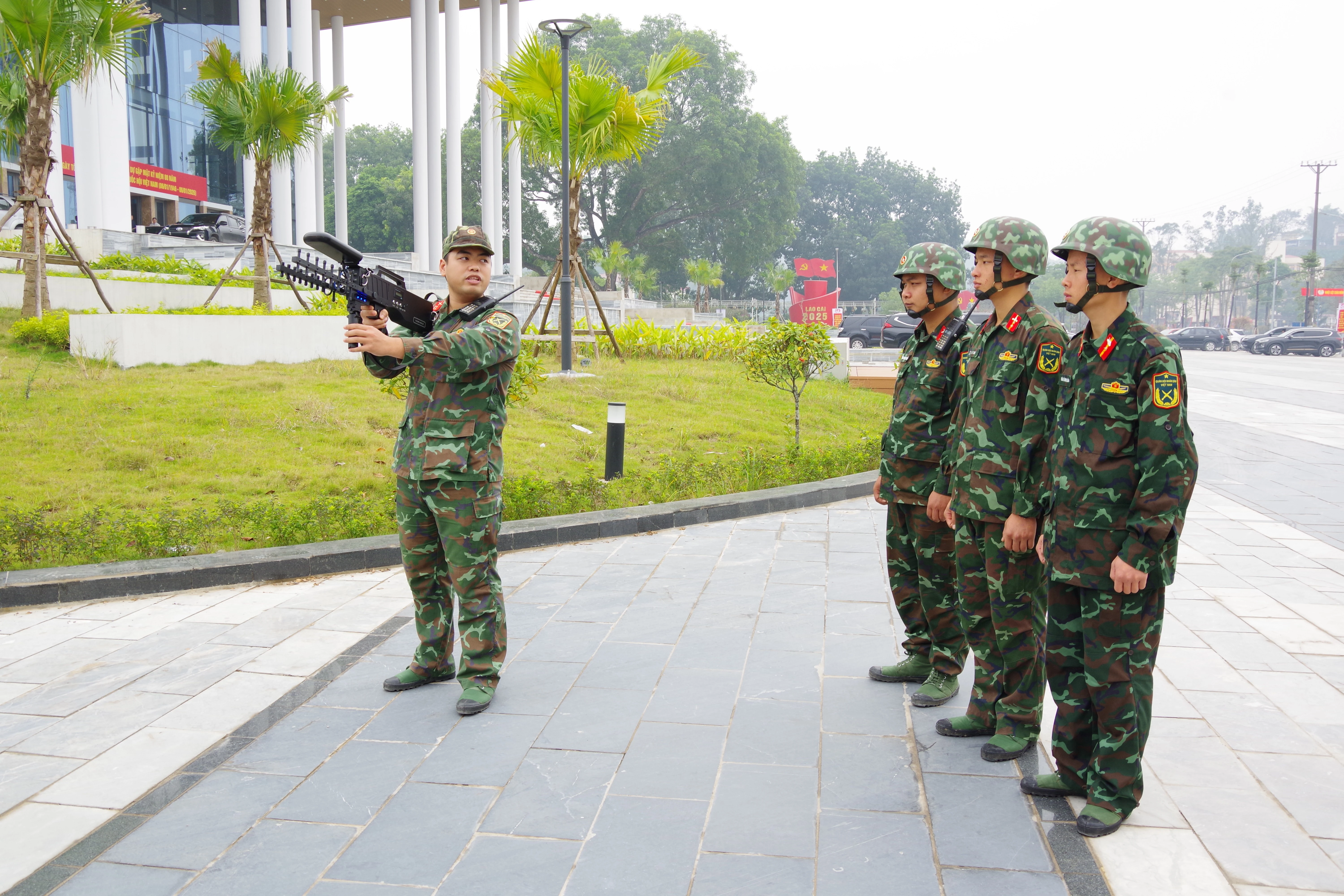 Chỉ huy tổ chế áp UAV hướng dẫn sử dụng súng chế áp phương tiện bay không người lái.