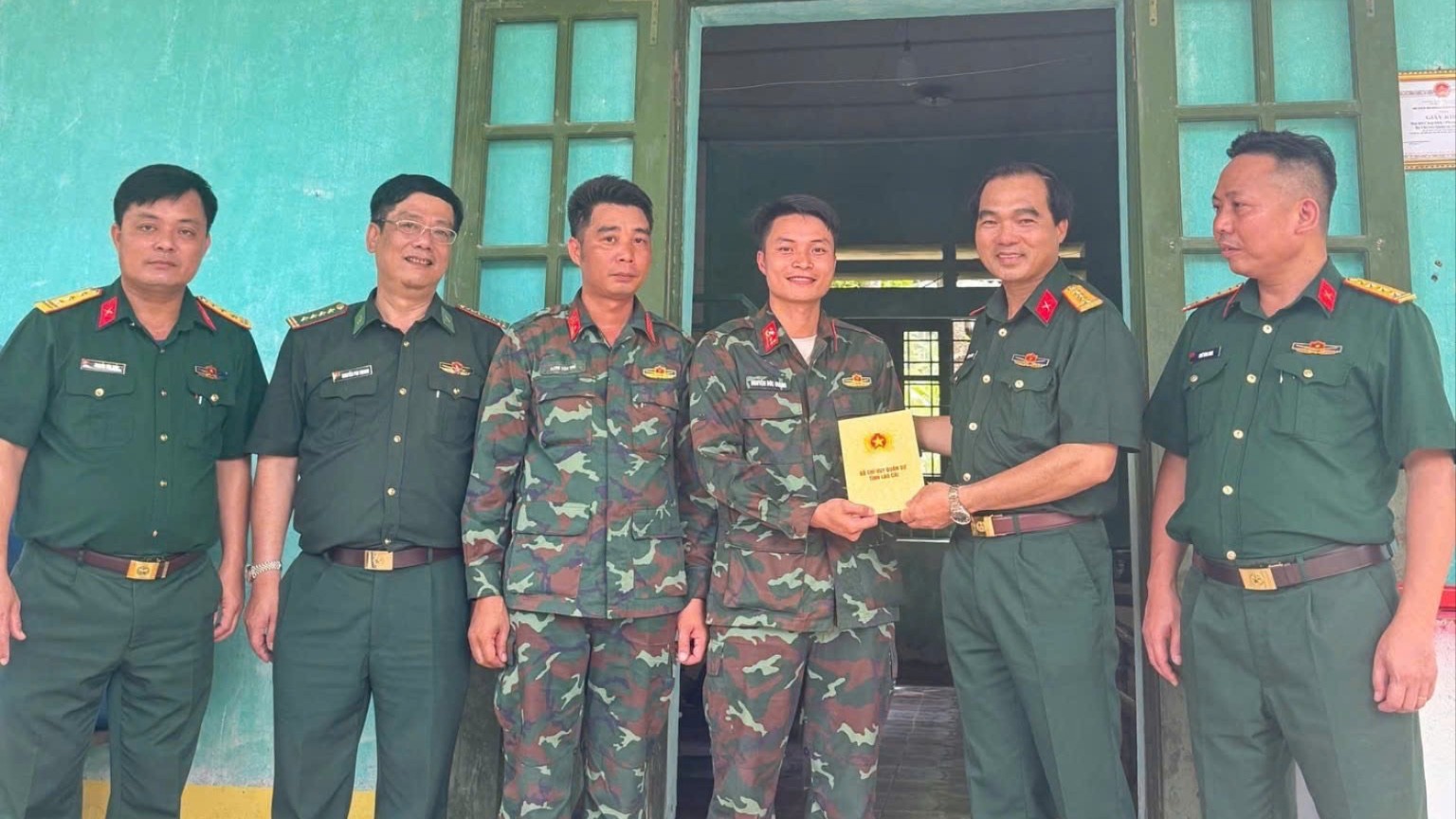 Đại tá Đặng Quốc Đồng, Ủy viên Ban Thường vụ Tỉnh ủy, Chỉ huy trưởng Bộ CHQS tỉnh đi kiểm tra, nắm tình hình, động viên lực lượng rà phá vật cản tuyến biên giới tỉnh. 1-6594.jpg