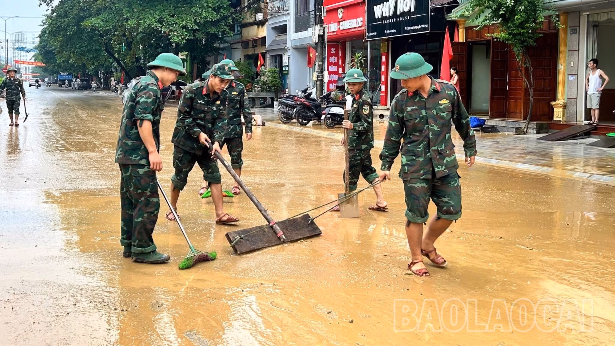 Chiến sĩ Đại đội Trinh sát - Cơ giới số 1, Bộ Chỉ huy quân sự tỉnh hỗ trợ người dân khắc phục hậu quả bão lũ tại phường Yên Bái.