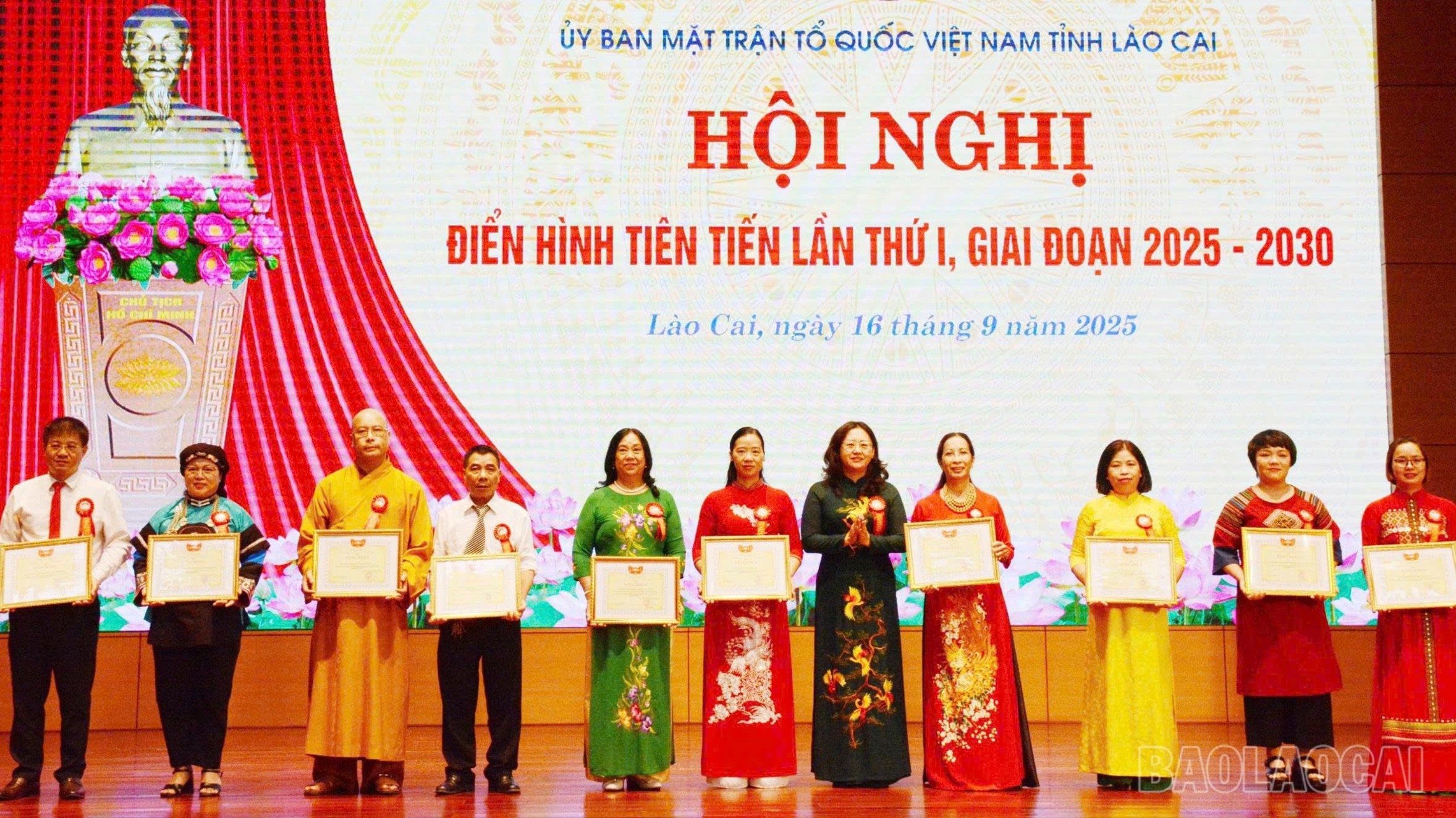 Đồng chí Giàng Thị Dung - Phó Bí thư Tỉnh ủy, Chủ tịch Ủy ban MTTQ Việt Nam tỉnh trao Bằng khen cho các tập thể tại Hội nghị thi đua yêu nước Uỷ ban MTTQ tỉnh tổ chức. Trong ảnh: Hội Phụ nữ phường Yên Bái (thứ 6 từ trái sang) vinh dự là một trong những điển hình tiên tiến được tuyên dương tại hội nghị. pn-8-7878.jpg